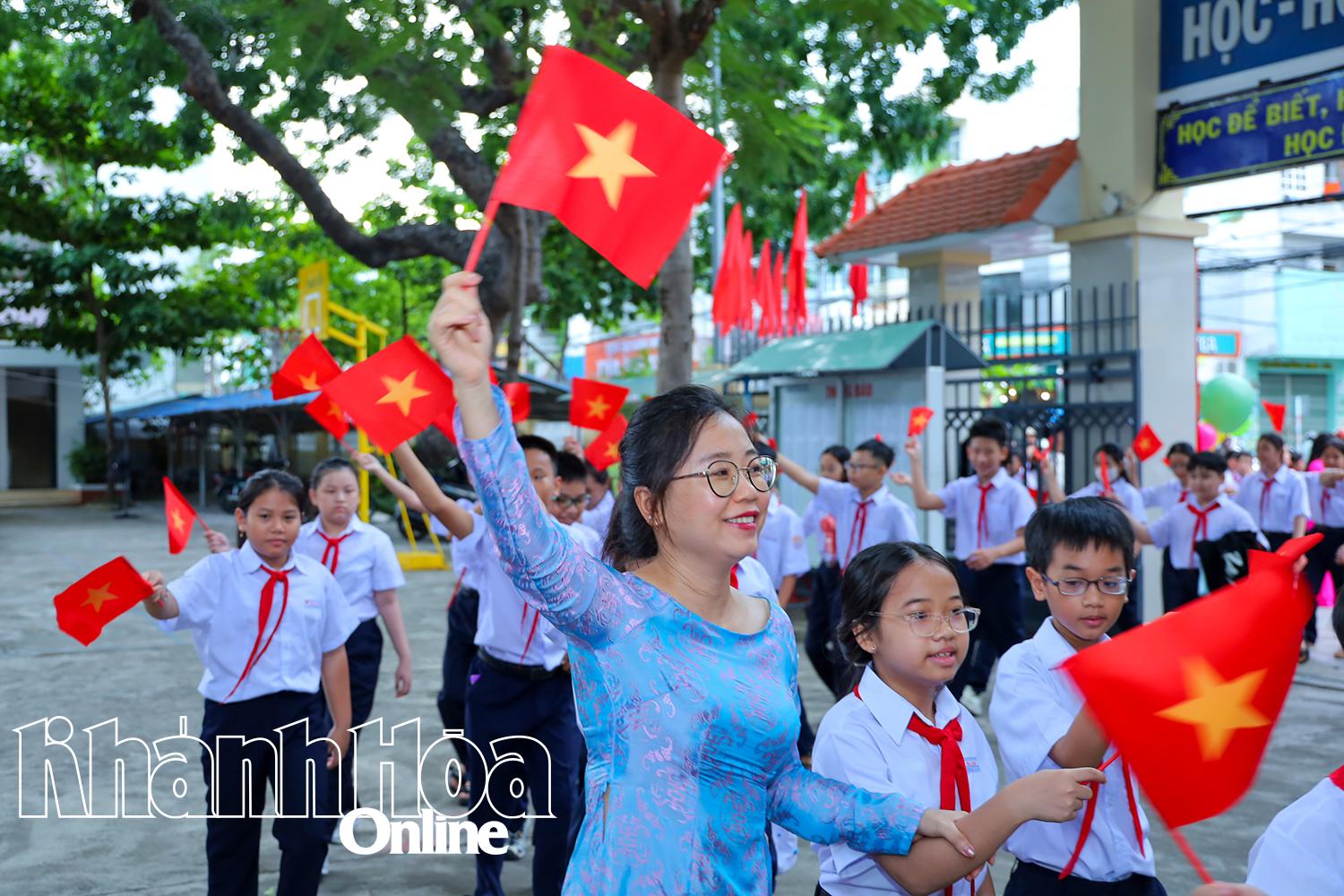 Niềm vui của giáo viên, học sinh khối lớp 6 Trường THCS Âu Cơ bước vào năm học mới.