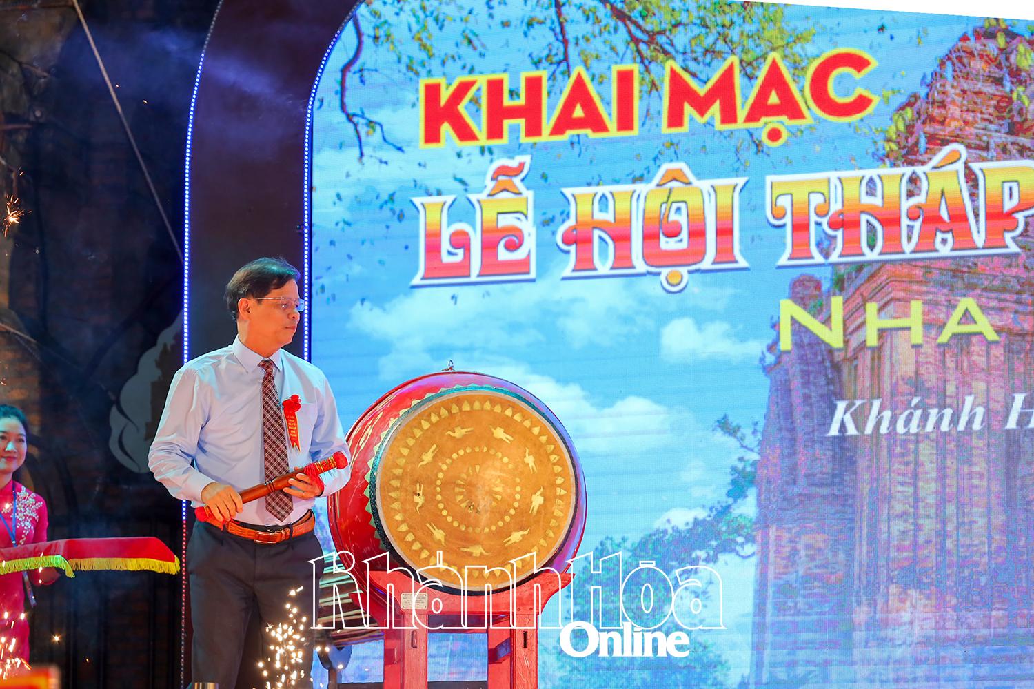 Chủ tịch UBND tỉnh Nguyễn Tấn Tuân đánh trống khai hội Tháp Bà Pô Nagar.