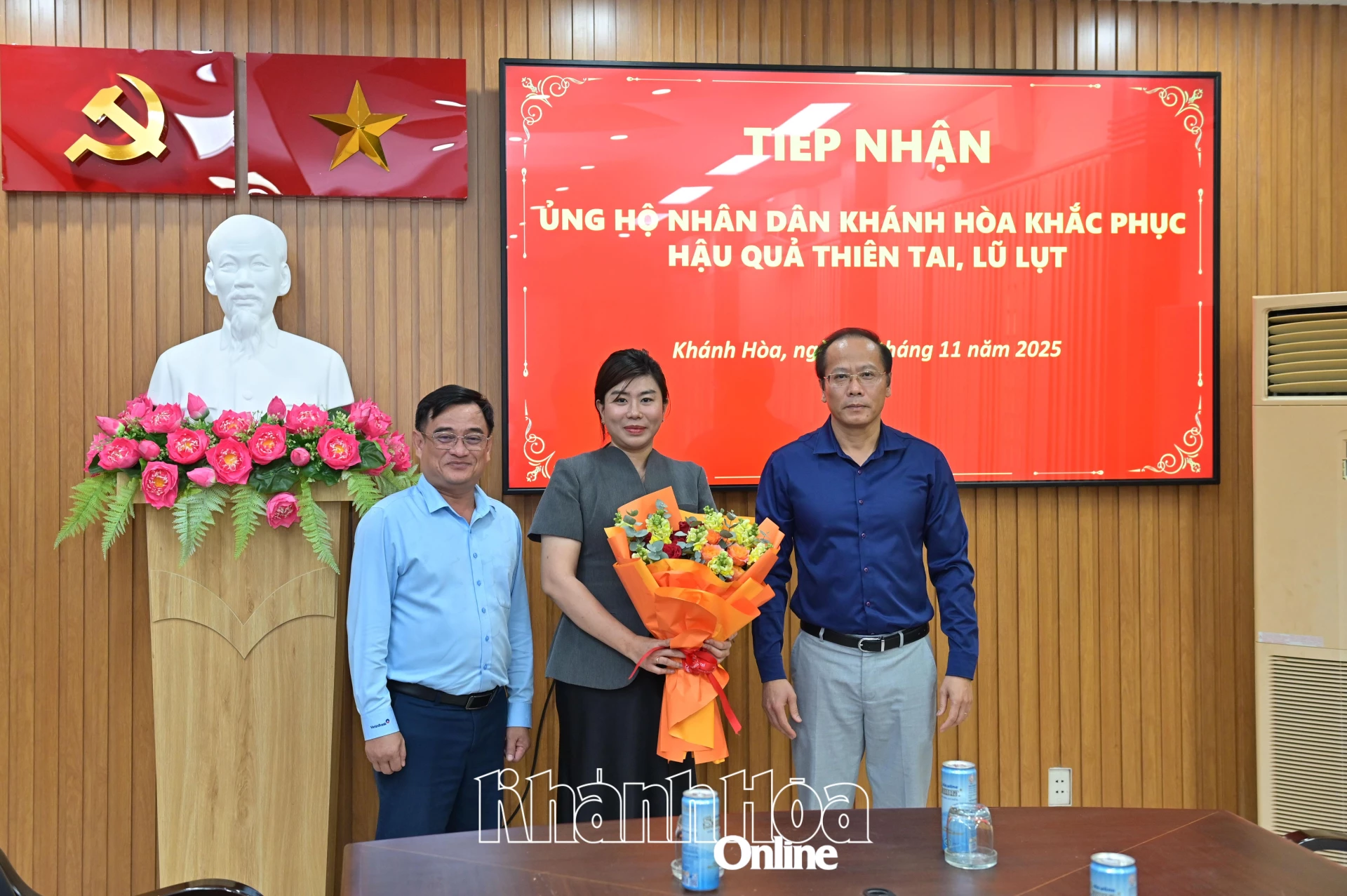 Đồng chí Nguyễn Khắc Hà tặng hoa tri ân đến đại diện VietinBank.