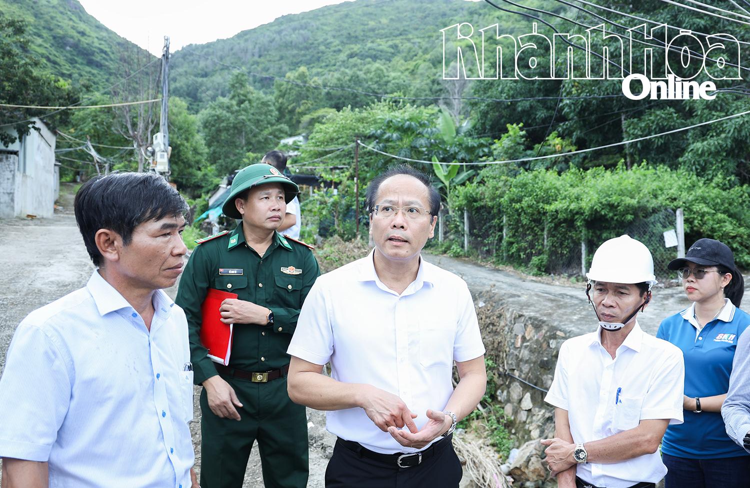 Đồng chí Nguyễn Khắc Hà đi kiểm tra công tác phòng, chống bão số 13 tại Tổ dân phố Thành Phát.