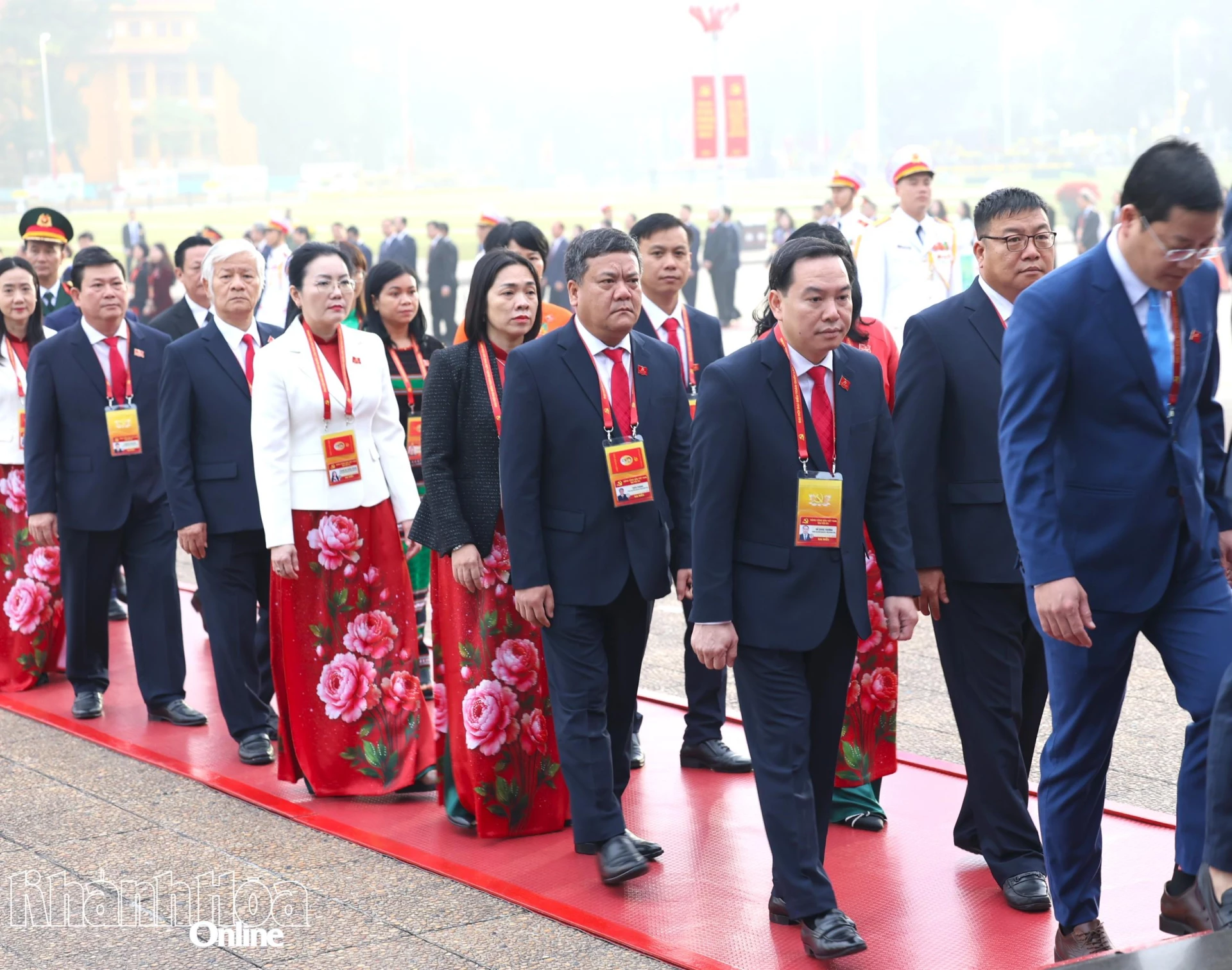 Phó Bí thư Thường trực Tỉnh ủy Hồ Xuân Trường, Chủ tịch UBND tỉnh Trần Phong cùng các đại biểu của Đảng bộ tỉnh Khánh Hòa vào Lăng viếng Chủ tịch Hồ Chí Minh.