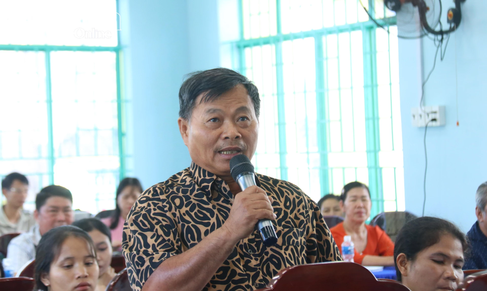 Cử tri xã Anh Dũng phát biểu ý kiến.