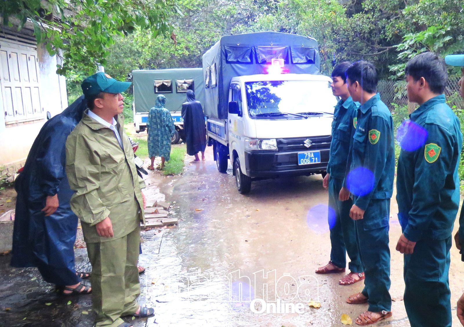 Xã Vạn Ninh huy động lực lượng chốt chặn tại những điểm ngập tràn.