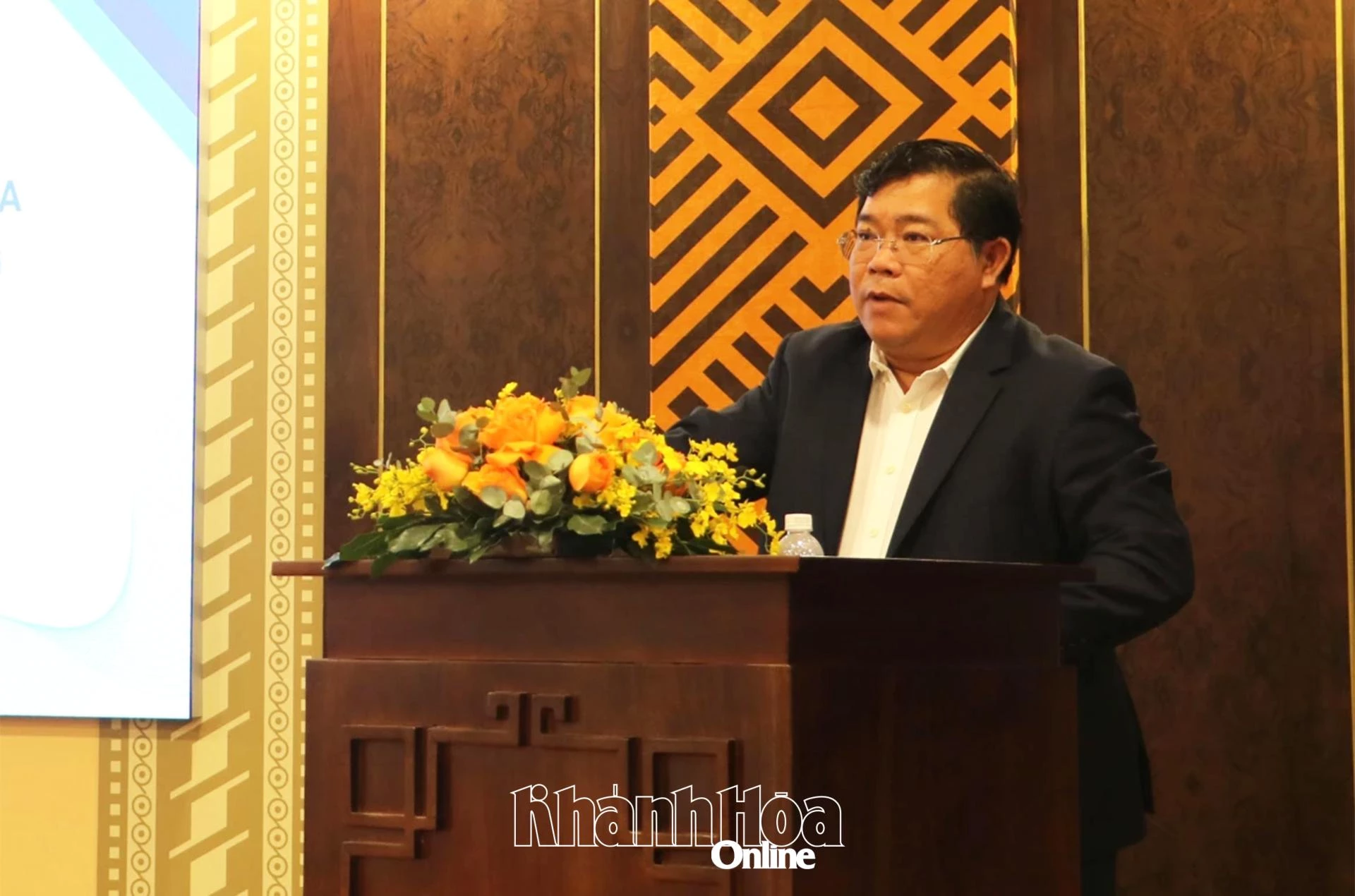 Đồng chí Châu Ngô Anh Nhân báo cáo tại hội nghị.