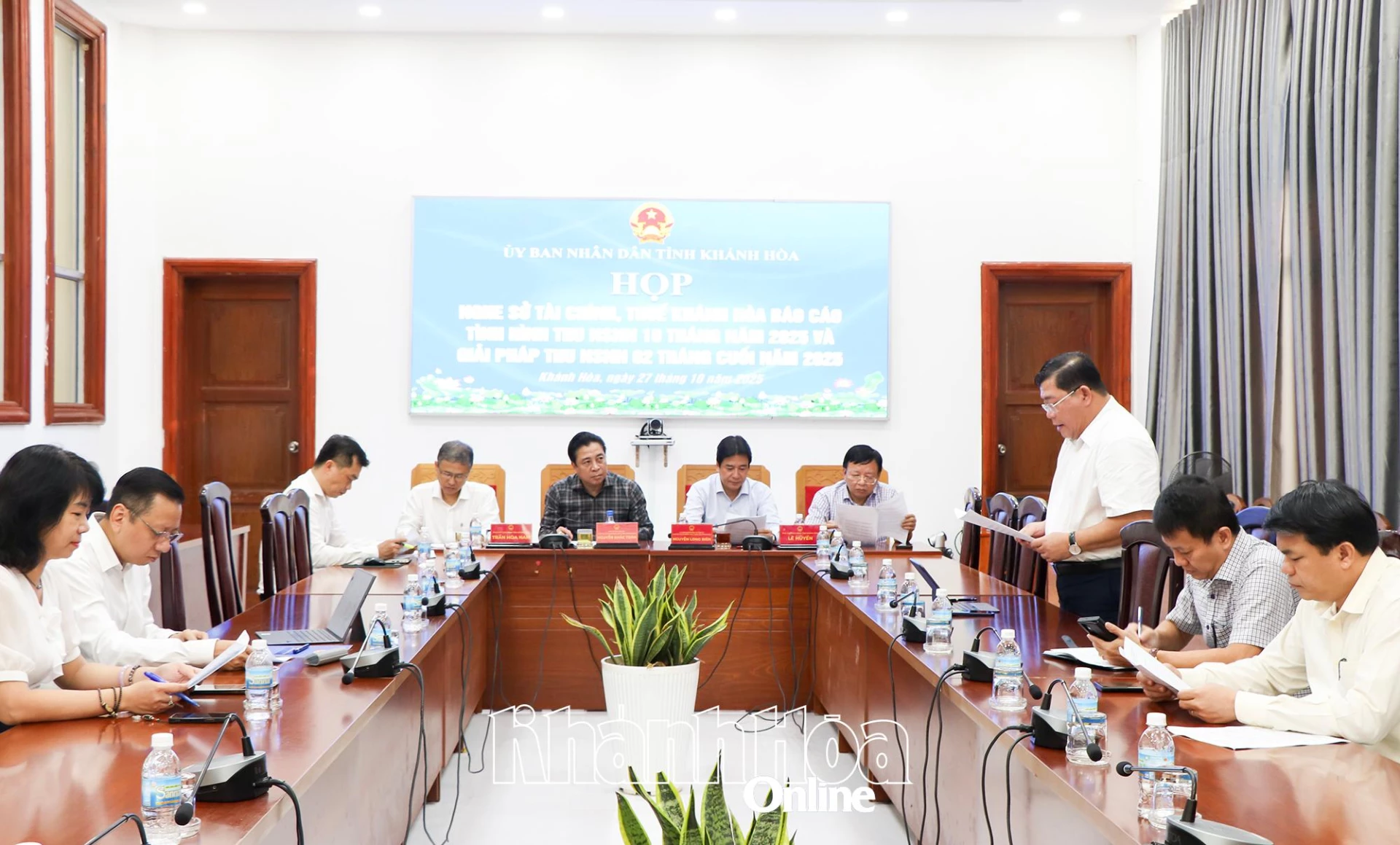 Quang cảnh cuộc họp.