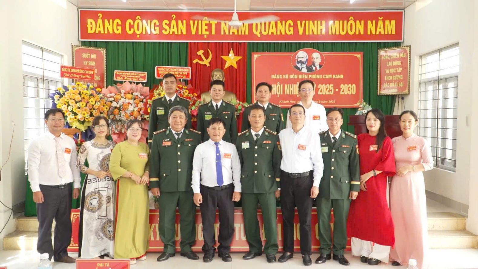 Đại biểu chụp hình lưu niệm tại Đại hội