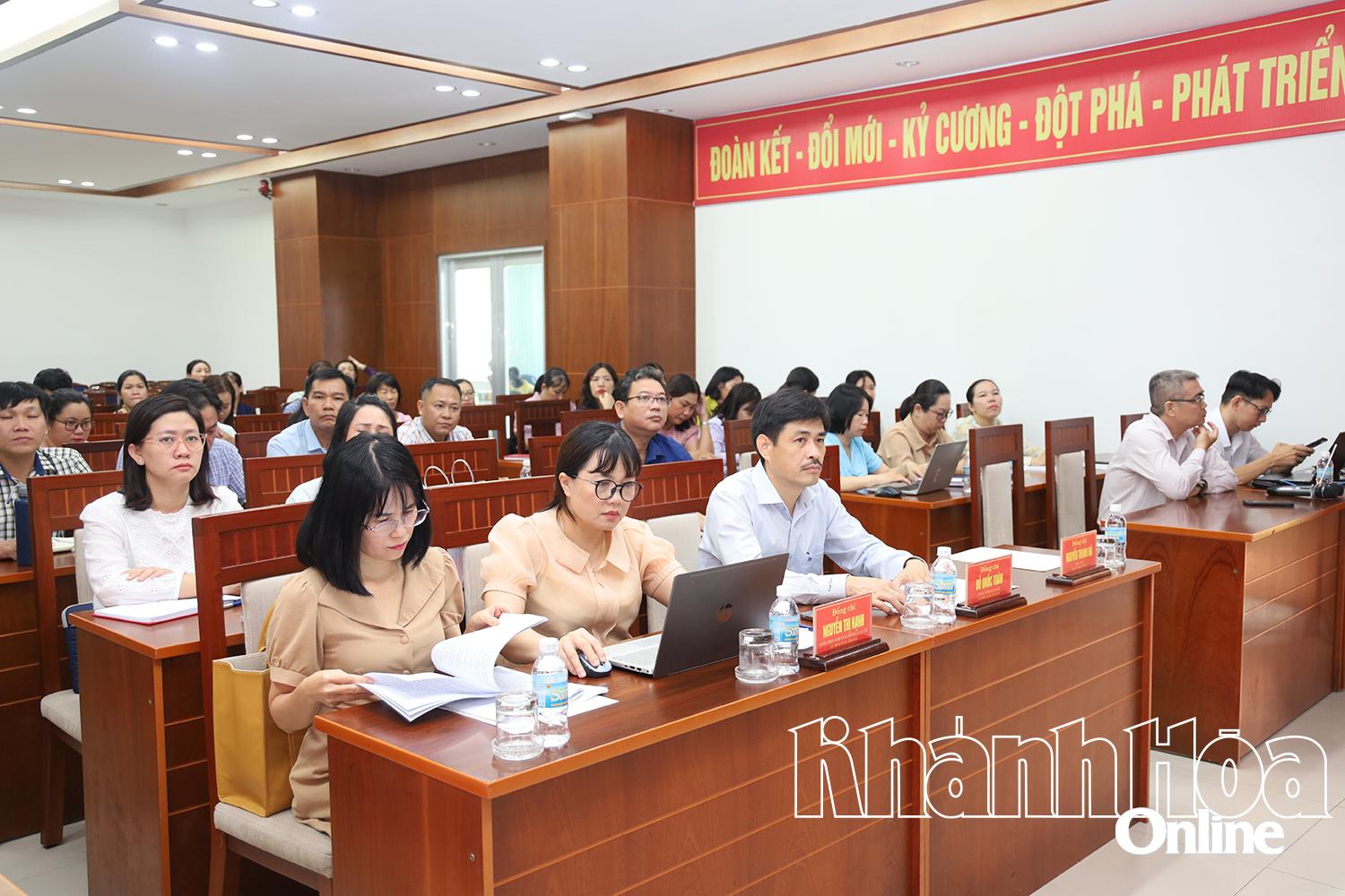 Các đại biểu tham dự hội nghị. 