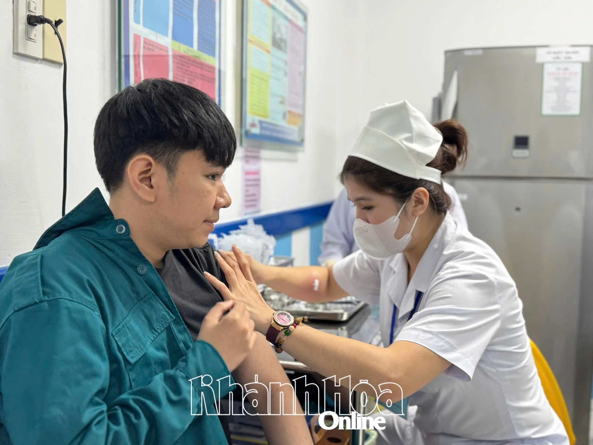 Tiêm ngừa uốn ván miễn phí cho người dân tại Phòng tiêm chủng SAFPO Nha Trang.