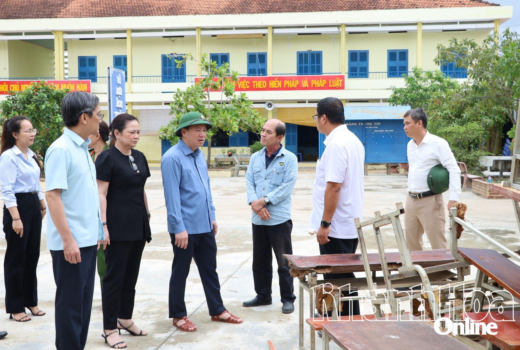 Đồng chí Hồ Xuân Trường kiểm tra tình hình khắc phục tại Trường Tiểu học số 2 Ninh Hiệp (phường Ninh Hòa).