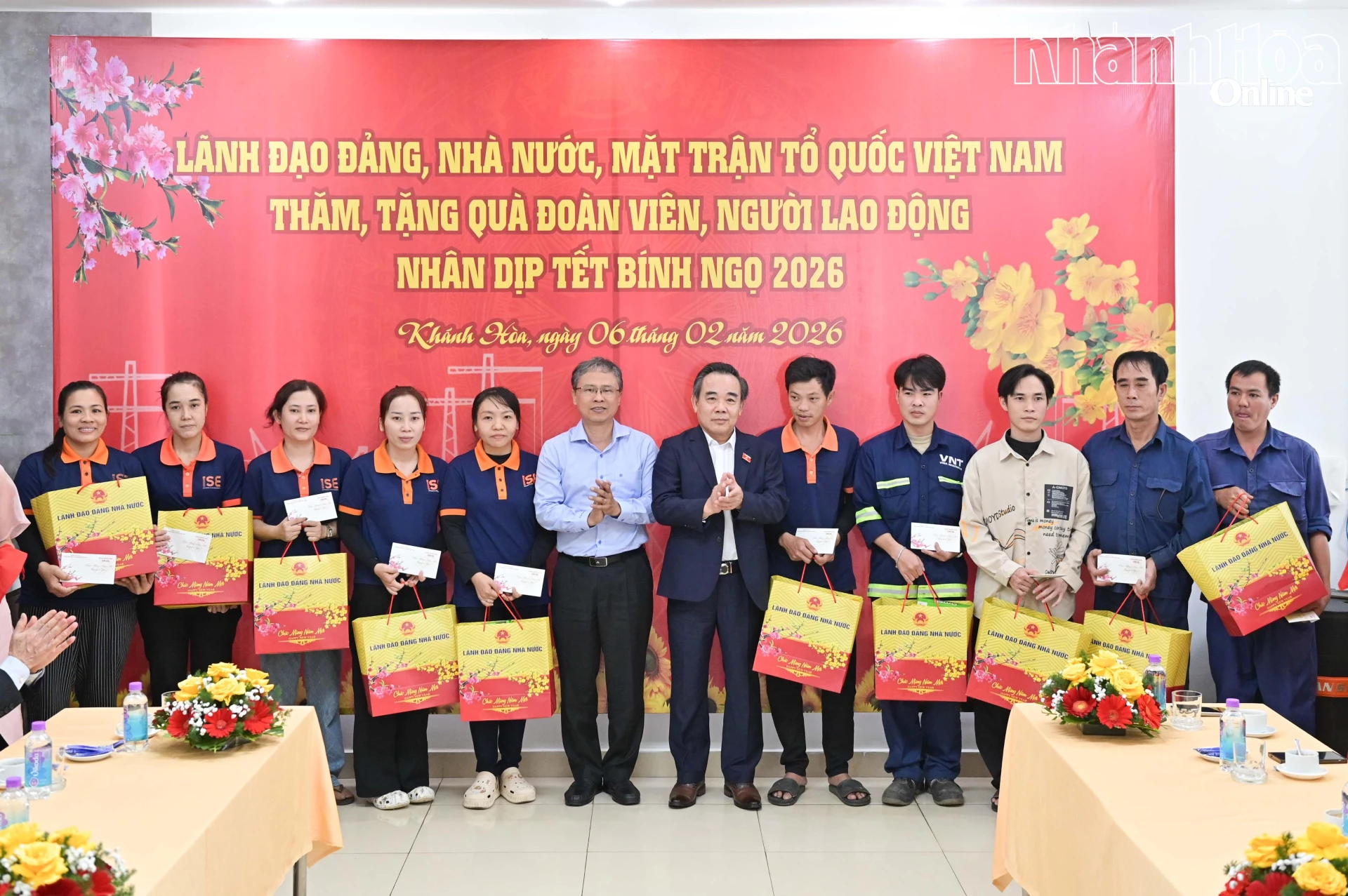 Các vị lãnh đạo trao quà cho người lao động của Công ty Cổ phần Cơ khí Vina Nha Trang.