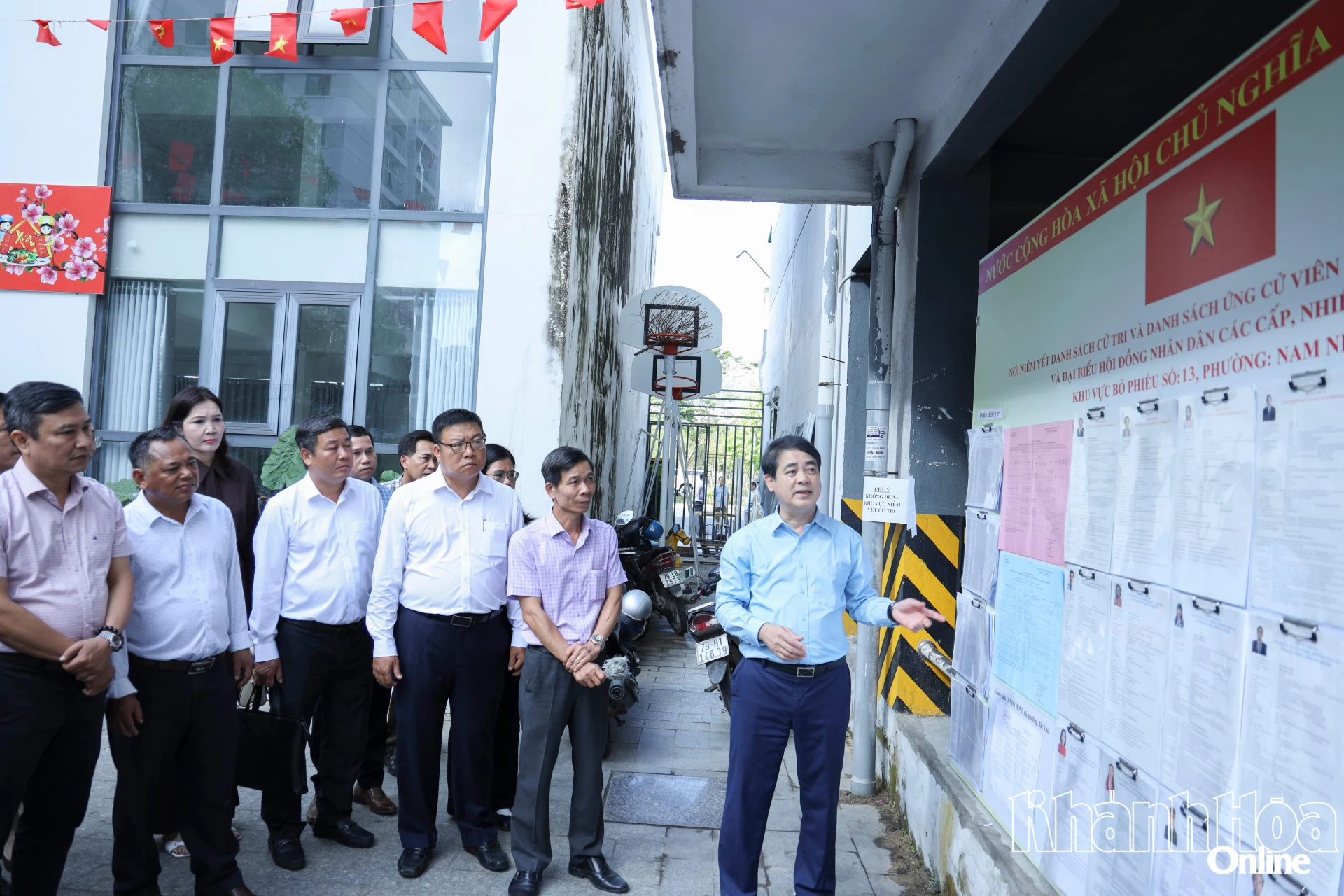 Bí thư Tỉnh ủy kiểm tra công tác bầu cử tại phường Nam Nha Trang.