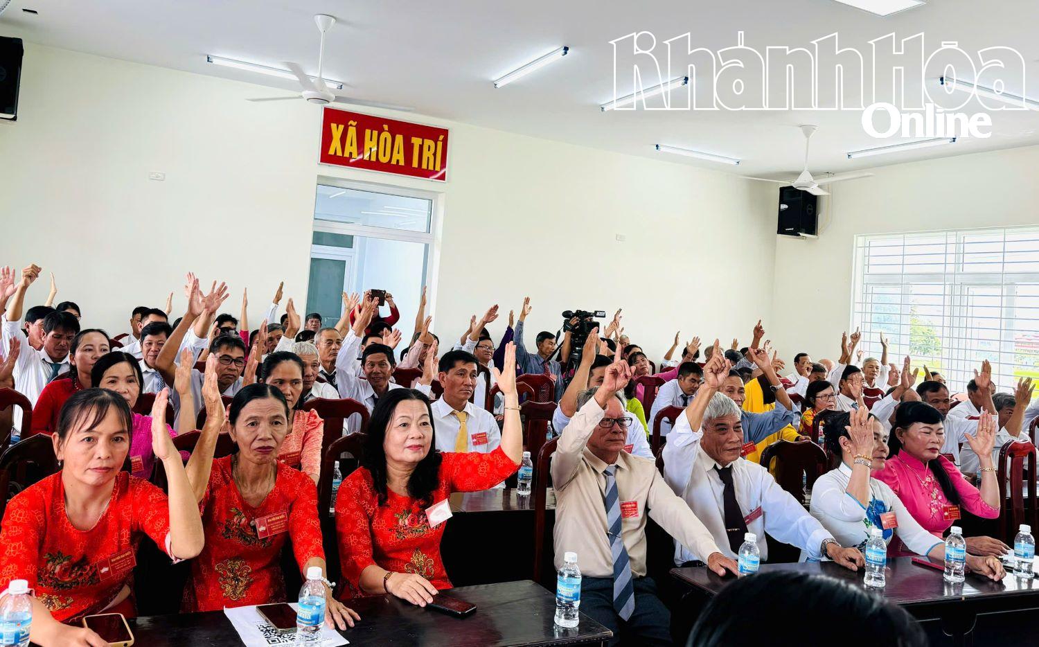 Các đại biểu biểu quyết nhân sự ủy viên Ủy ban MTTQ Việt Nam xã Hòa Trí
