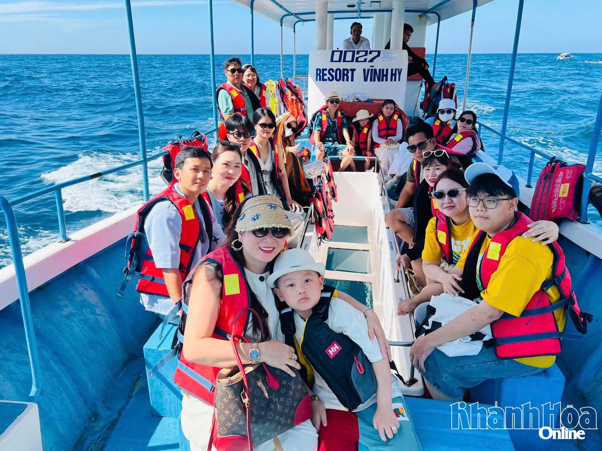 Du khách đi tàu đáy kính ngắm san hô tại Vịnh Vĩnh Hy.