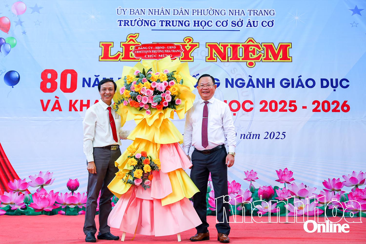 Lãnh đạo phường Nha Trang tặng hoa chúc mừng tập thể nhà trường.