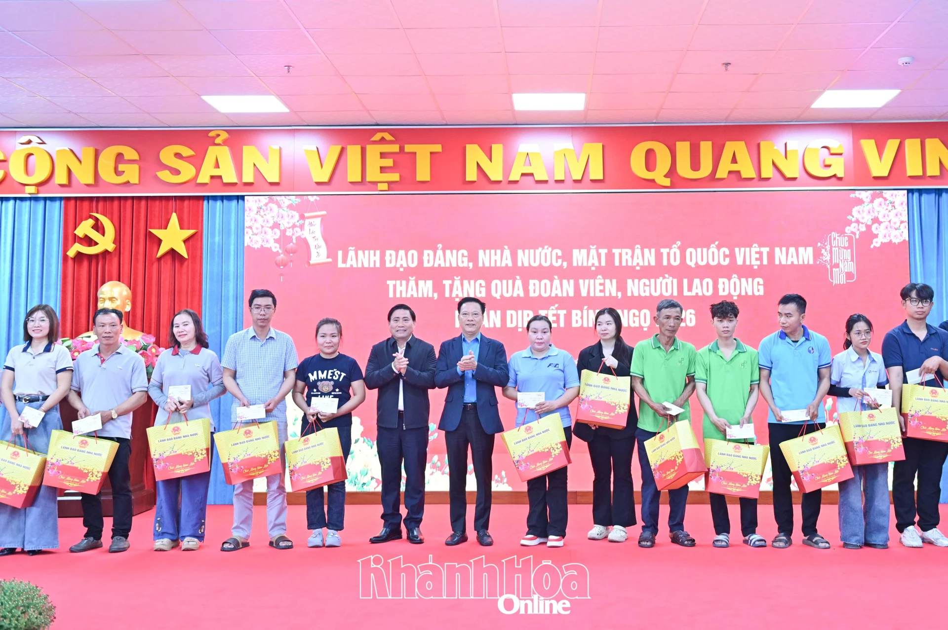 Lãnh đạo tỉnh trao quà cho người lao động có hoàn cảnh khó khăn.