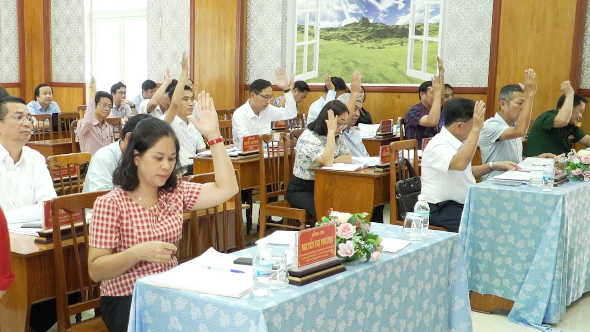 Đại biểu dự hội nghị biểu quyết thông qua nội dung phiên họp