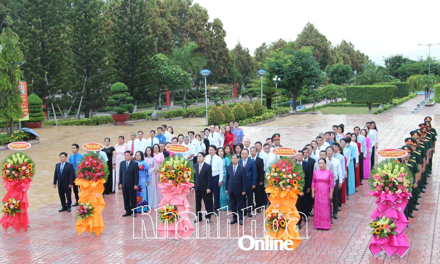 Toàn cảnh tại lễ dâng hương, dâng hoa.