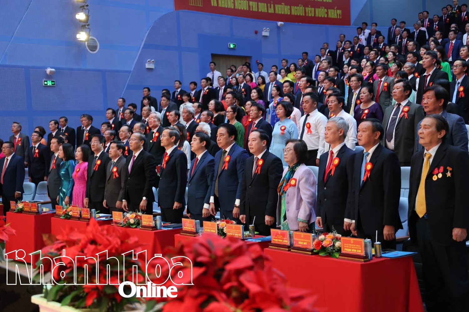 Các đại biểu thực hiện nghi lễ chào cờ. 