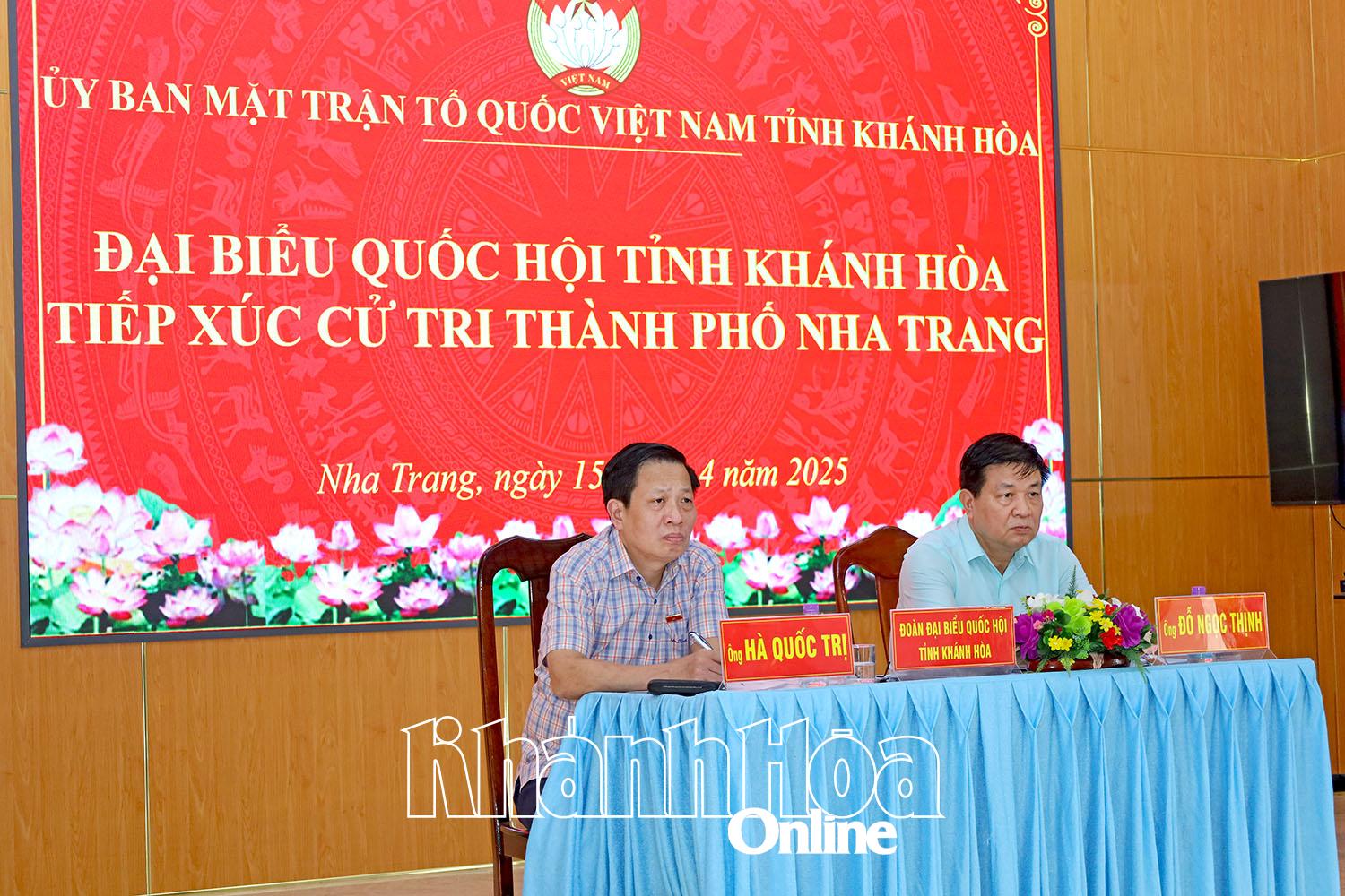 Các đại biểu Quốc hội tỉnh tiếp xúc cử tri tại xã Vĩnh Phương.