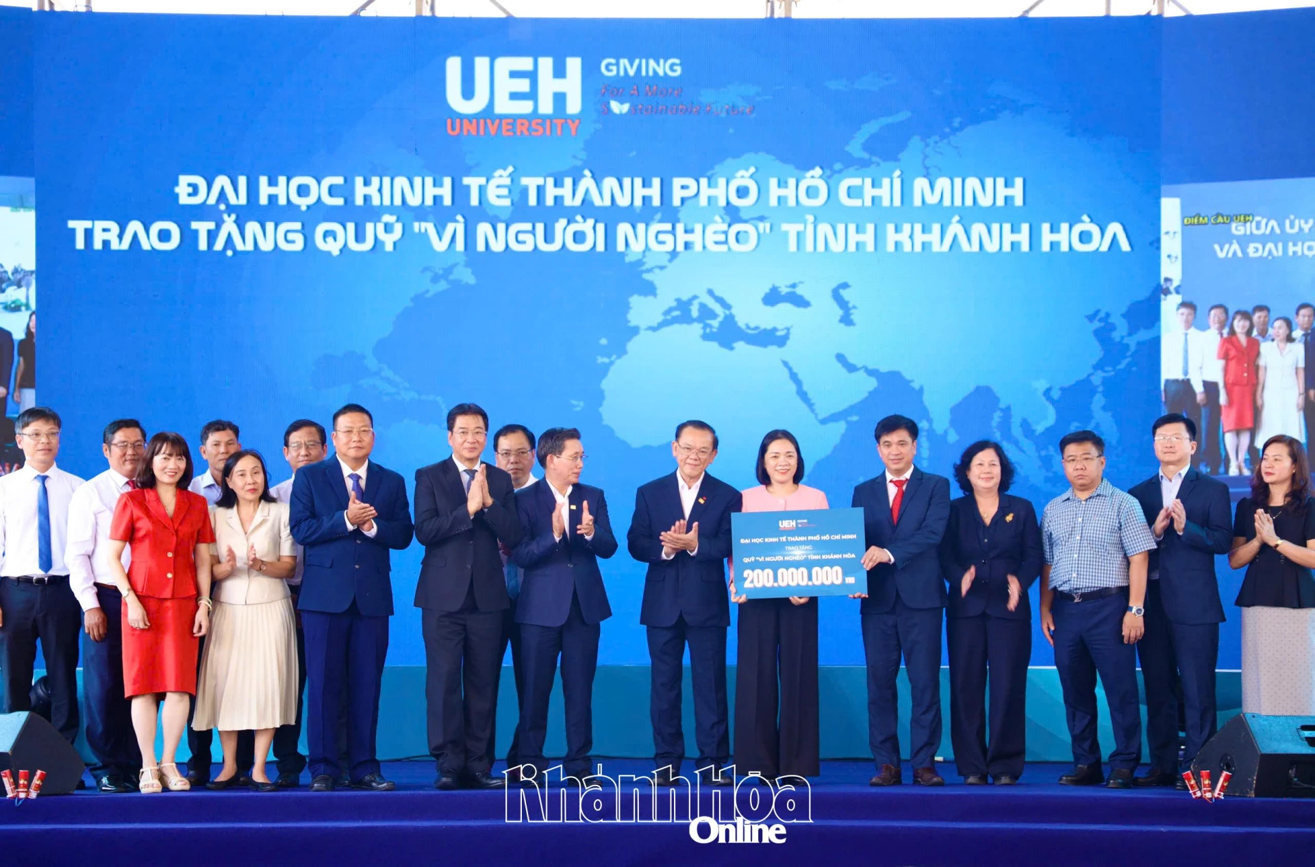 Đại học Kinh tế TP. Hồ Chí Minh tặng 200 triệu đồng cho Quỹ Vì người nghèo tỉnh Khánh Hòa.