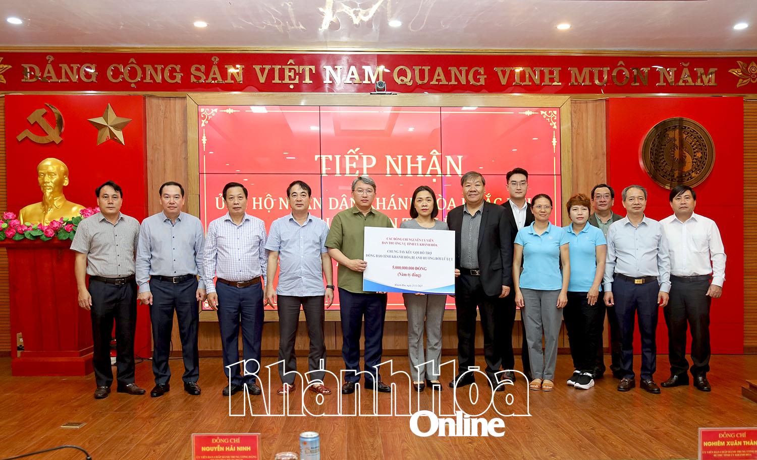 Các đồng chí lãnh đạo tỉnh tiếp nhận kinh phí, tri ân các đồng chí nguyên lãnh đạo tỉnh và đại diện một số đơn vị.