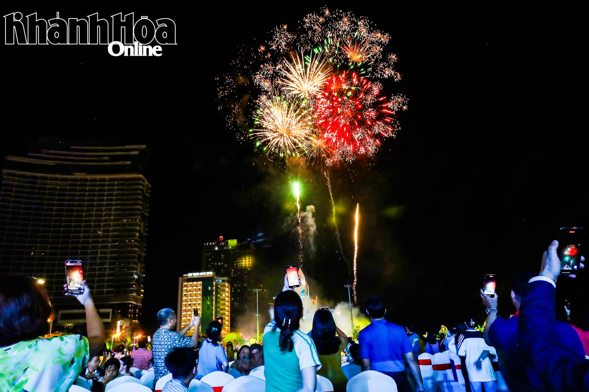 Bắn pháo hoa ở khu vực Quảng trường 2 tháng 4 (phường Nha Trang).    