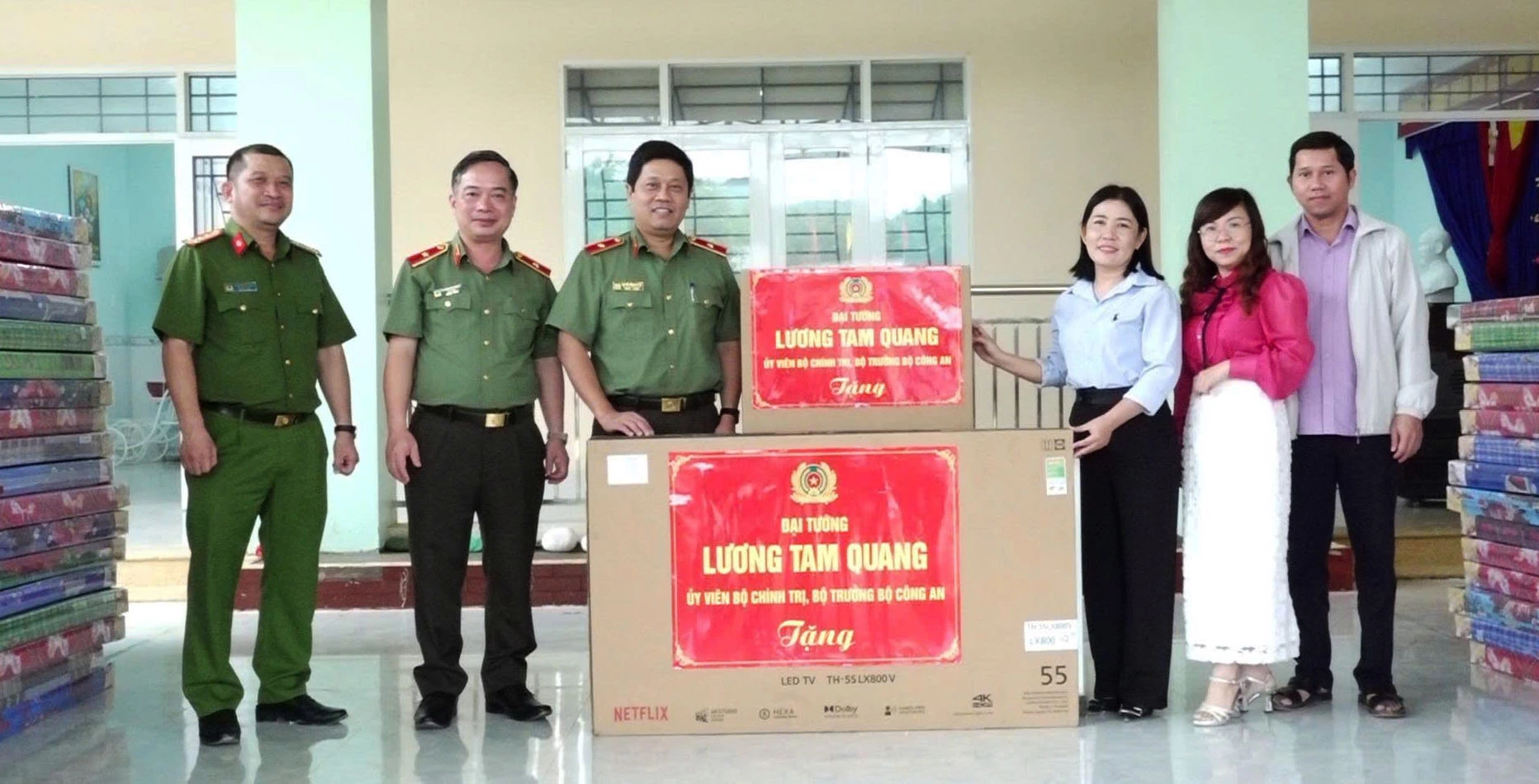 Thừa uỷ quyền của Bộ trưởng Bộ Công an Thiếu tướng Nguyễn Hồng Nguyên trao các phần quà của Đại tướng Lương Tam Quang cho cán bộ giáo viên, học sinh Trường Mầm non Hoa Hướng Dương