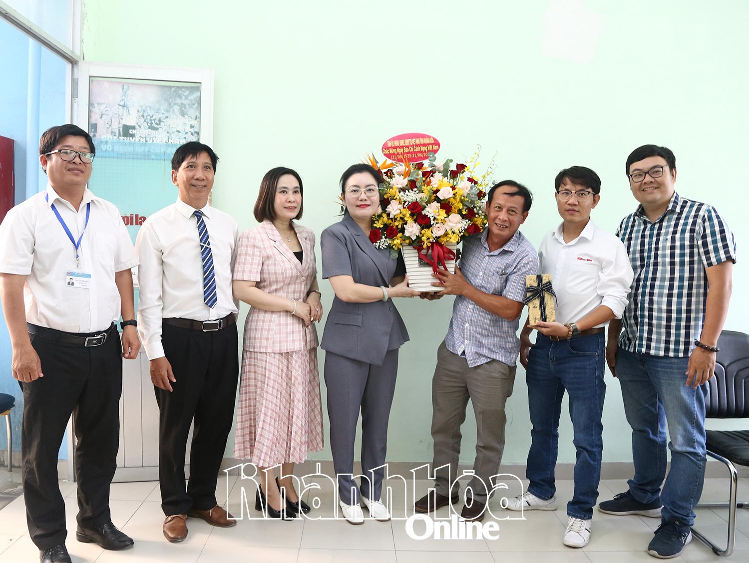 Lãnh đạo Văn phòng Đại diện Báo Người Lao Động khu vực Nam trung bộ - Tây Nguyên nhận hoa chúc mừng từ lãnh đạo tỉnh Khánh Hòa