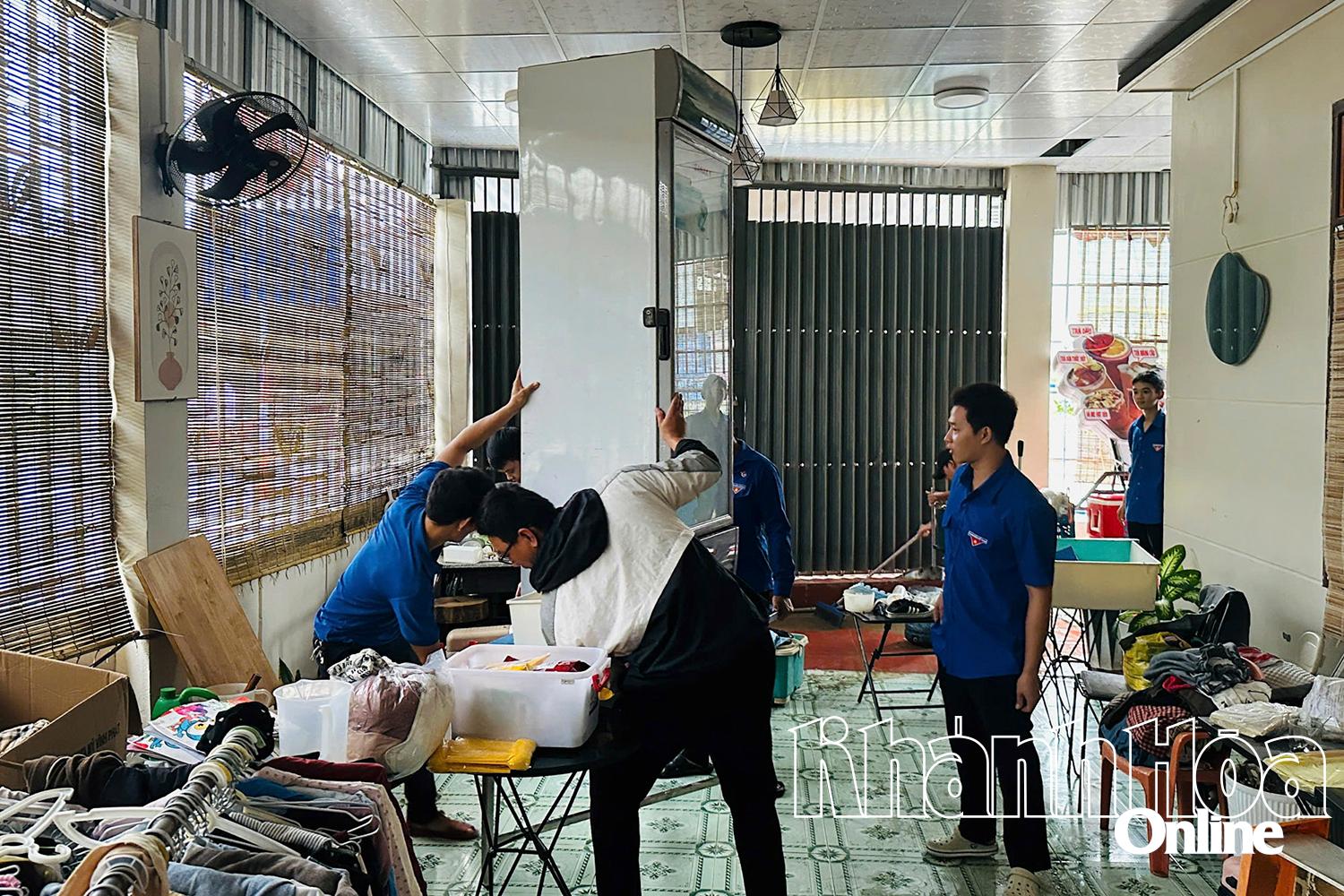 Đoàn viên, thanh niên phường Bắc Cam Ranh hỗ trợ người dân vệ sinh nhà cửa.  