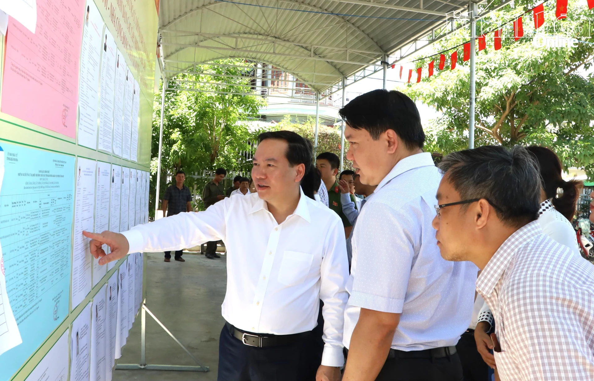 Đồng chí Hồ Xuân Trường trực tiếp kiểm tra bảng niêm yết danh sách người ứng cử tại điểm bỏ phiếu thôn Xuân Tự (xã Vạn Hưng).