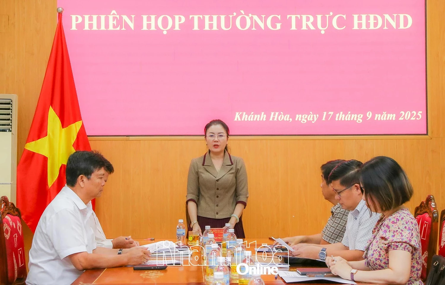 Đồng chí Phạm Thị Xuân Trang phát biểu tại Phiên họp Thường trực HĐND tỉnh.