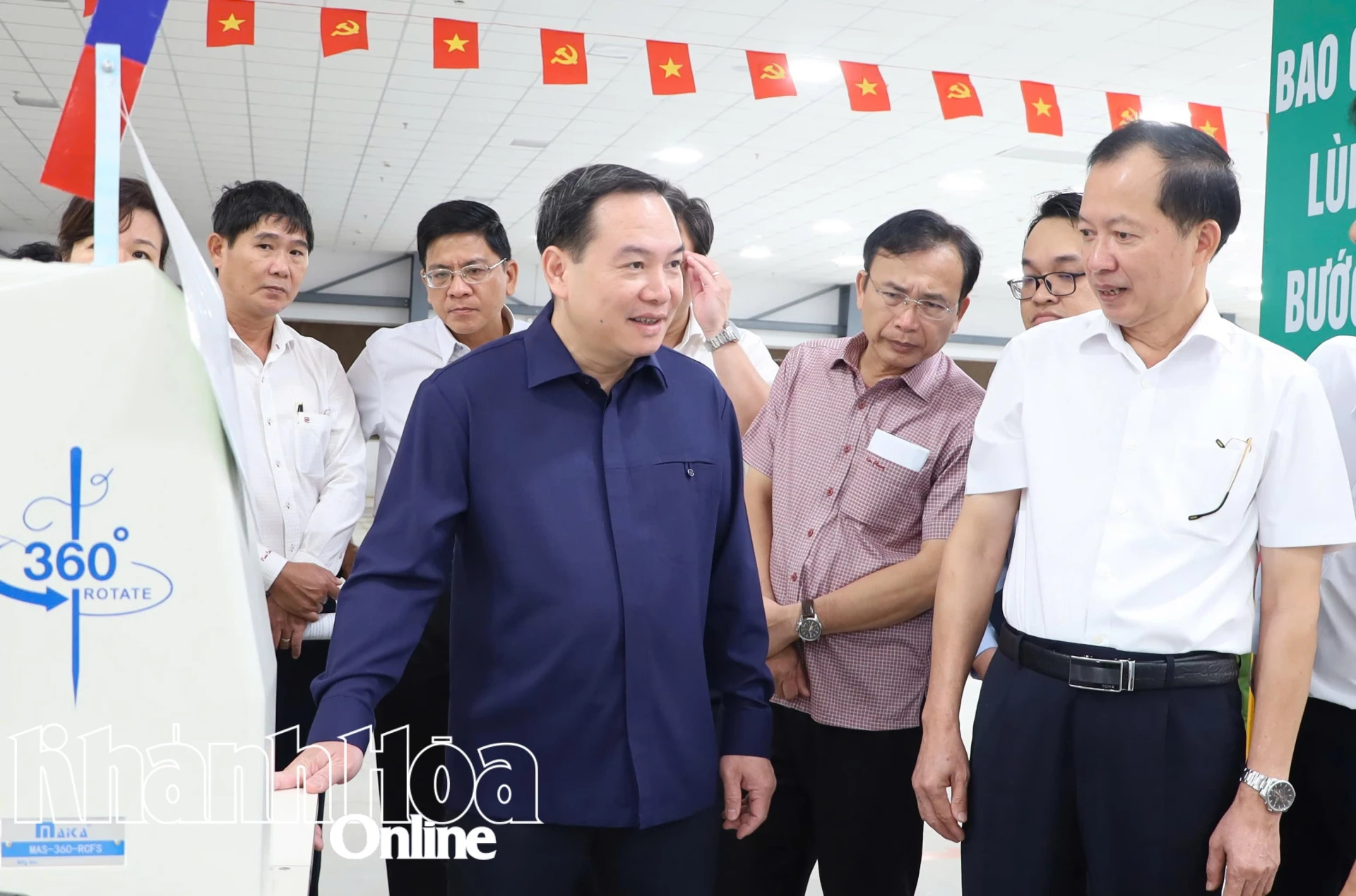 Đồng chí Hồ Xuân Trường nắm tình hình sản xuất, kinh doanh của Công ty Cổ phần Hoàng Thành Đô Lương.