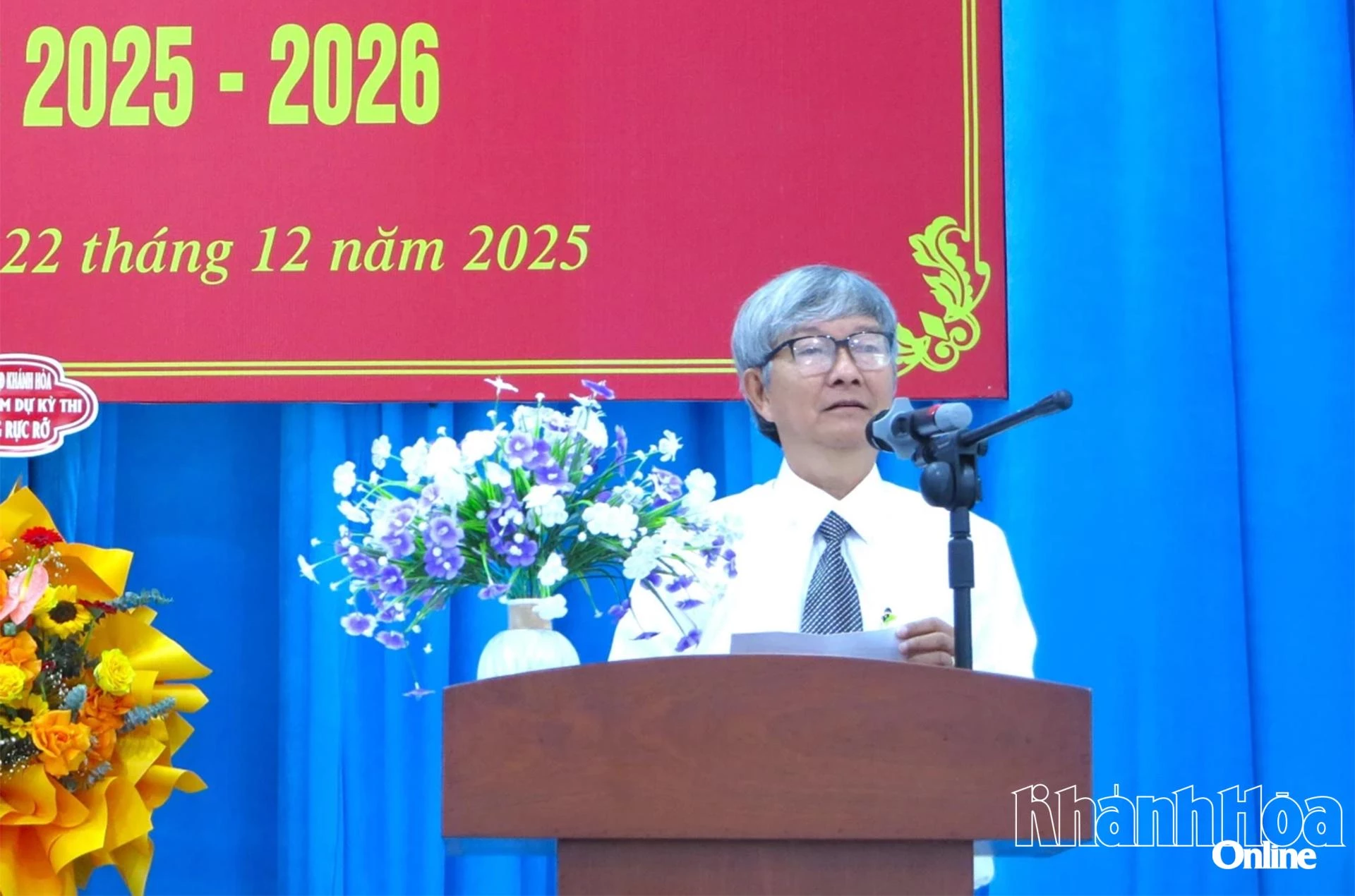 Ông Lê Đình Thuần - Phó Giám đốc phụ trách Sở Giáo dục và Đào tạo phát biểu động viên các thí sinh. 