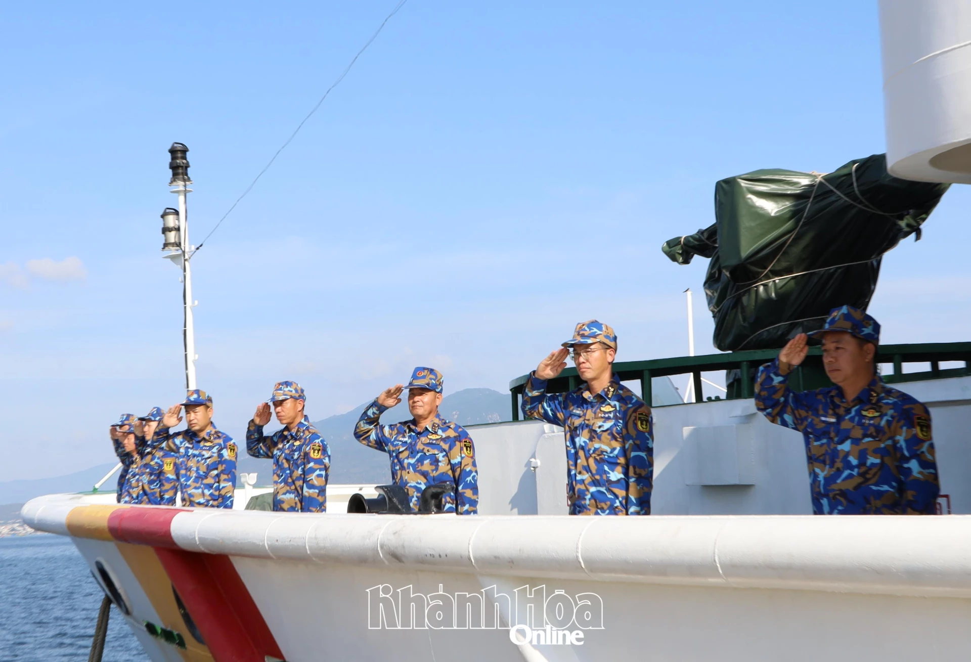 Các lực lượng chào các đại biểu, chào bờ lên đường thực hiện nhiệm vụ.