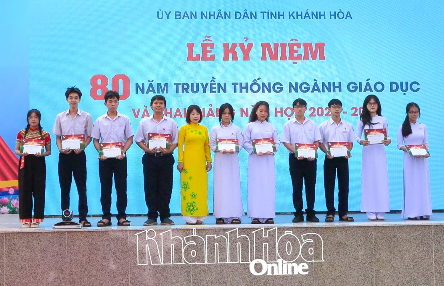 Các học sinh nhận học bổng của Vietcombank Chi nhánh Khánh Hòa.