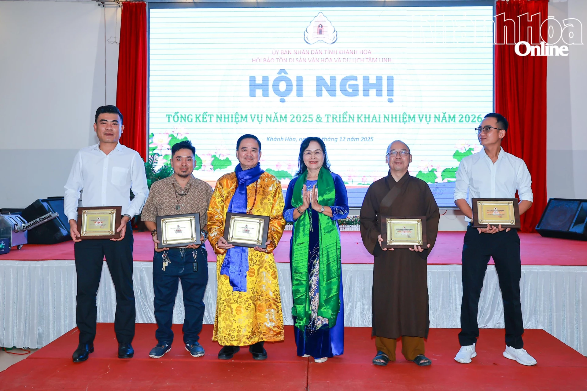 Lãnh đạo Hội Bảo tồn Di sản văn hóa và Du lịch tâm linh tỉnh trao giấy khen cho các cá nhân.