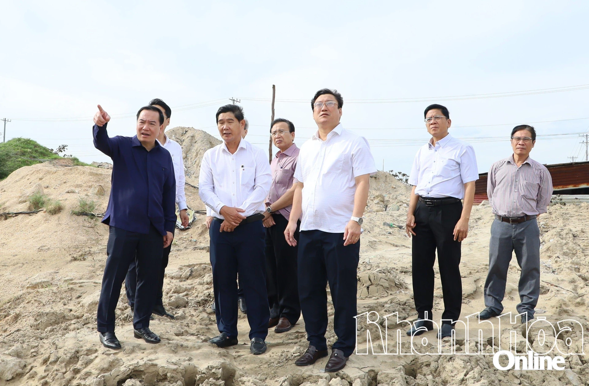 Đồng chí Hồ Xuân Trường kiểm tra việc xây cầu Bà Râu.