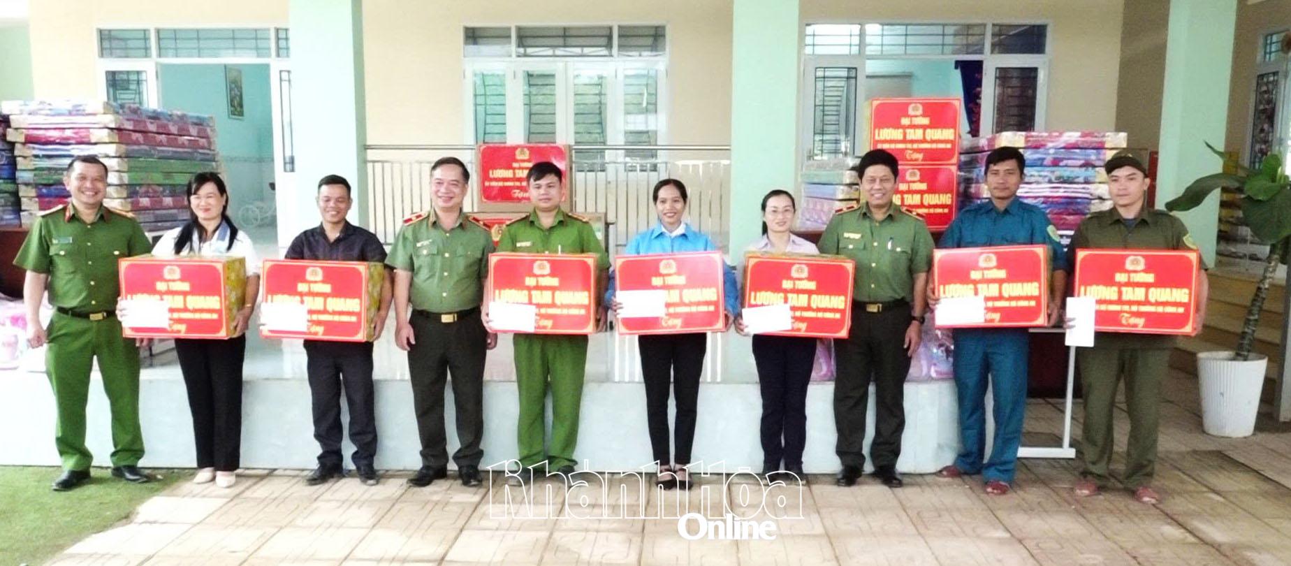 Thiếu tướng Nguyễn Hồng Nguyên trao các phần quà của Đại tướng Lương Tam Quang cho lực lượng Công an, UBND, Ủy ban MTTQ Việt Nam, Thanh niên, phụ nữ, dân quân tự vệ xã Nam Khánh Vĩnh