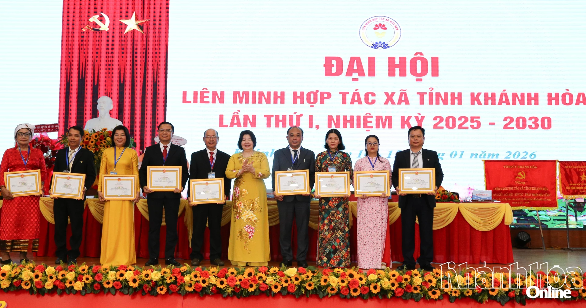 Lãnh đạo Liên minh HTX Việt Nam trao bằng khen cho các cá nhân