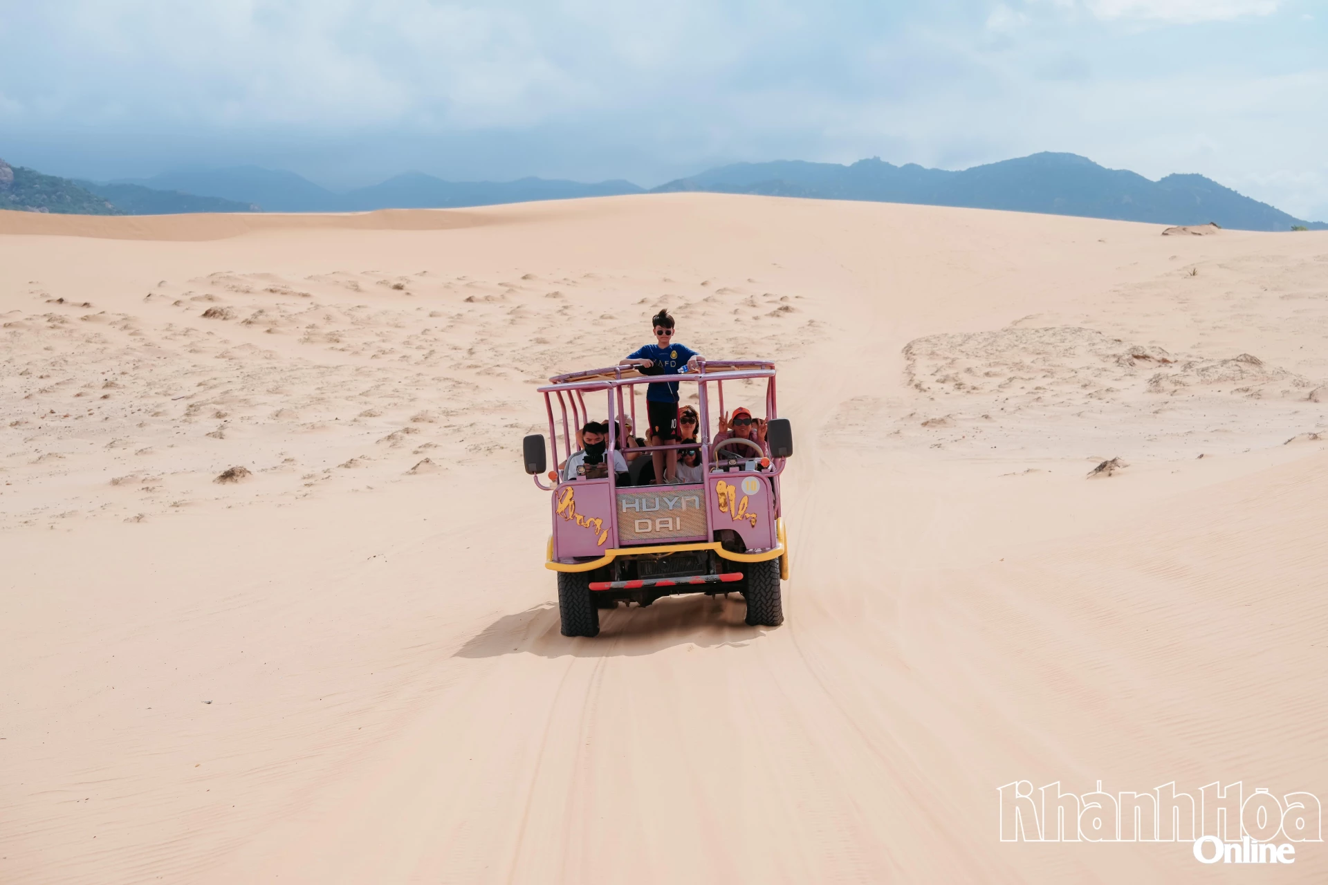 Du khách trải nghiệm đi xe địa hình tham quan quan đồi cát Mũi Dinh (xã Phước Dinh).