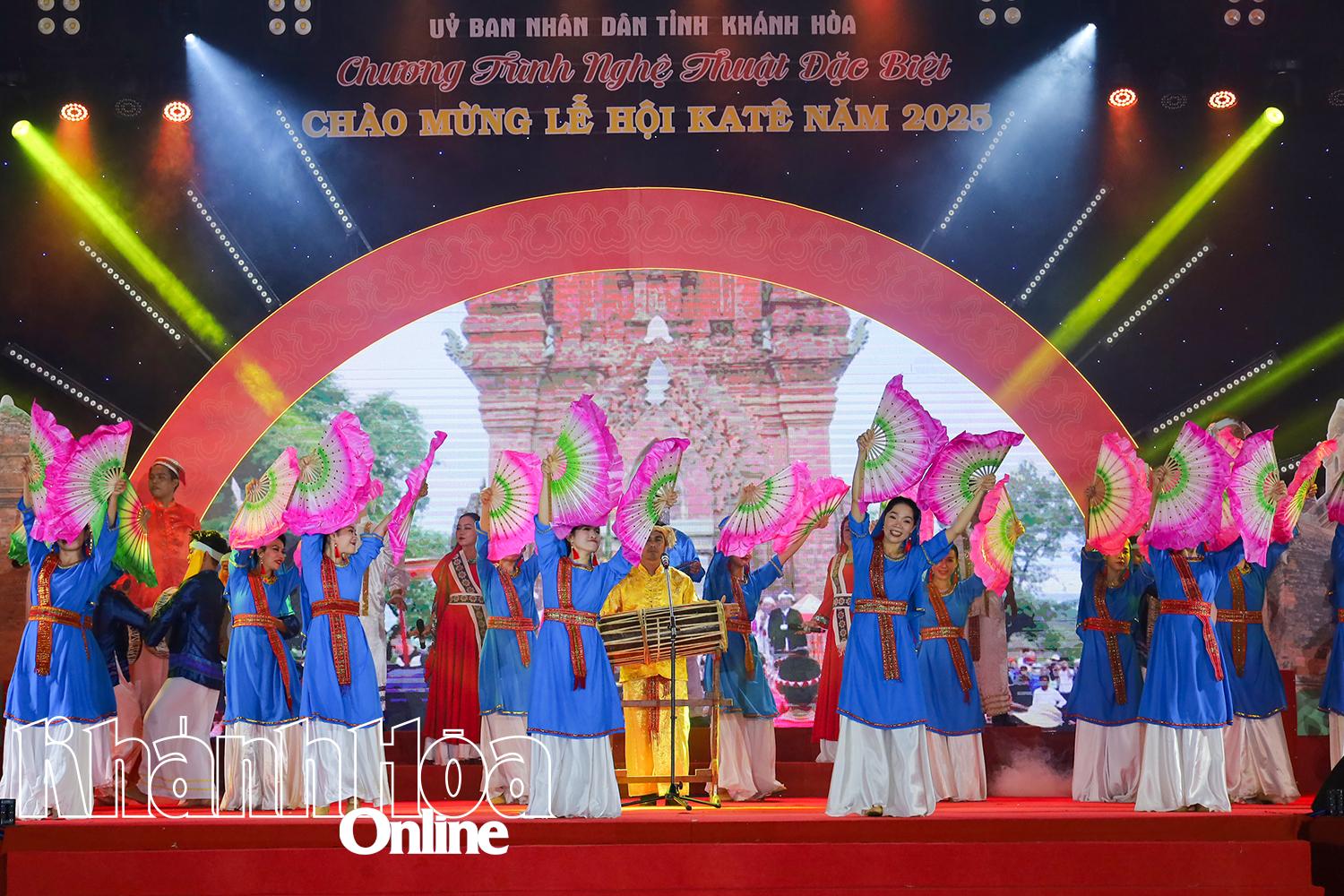 Những điệu múa đặc trưng của đồng bào Chăm được các nghệ sĩ thể hiện trên khấu.