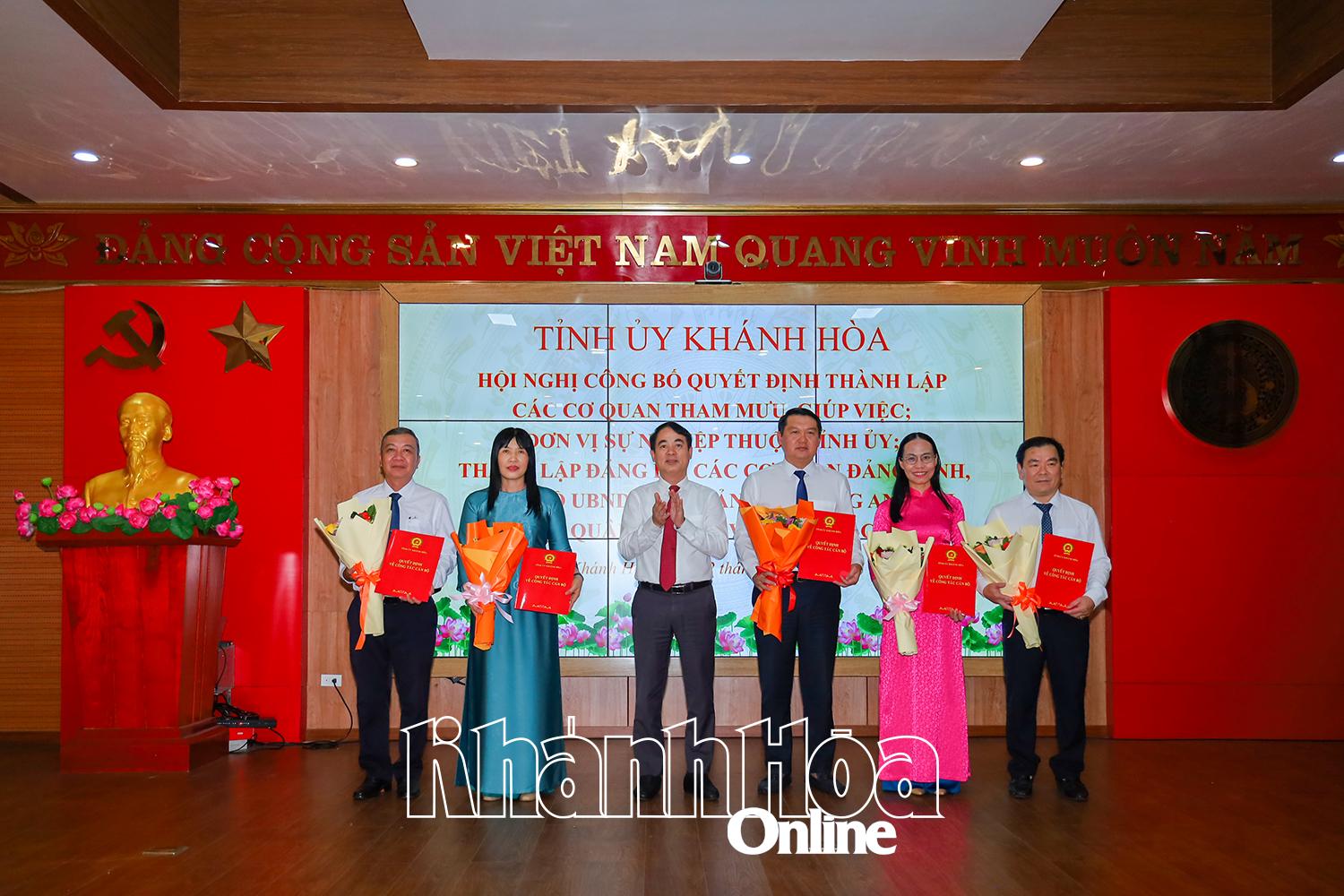 Bí thư Tỉnh ủy Nghiêm Xuân Thành trao quyết định thành lập Ban Nội chính Tỉnh ủy.