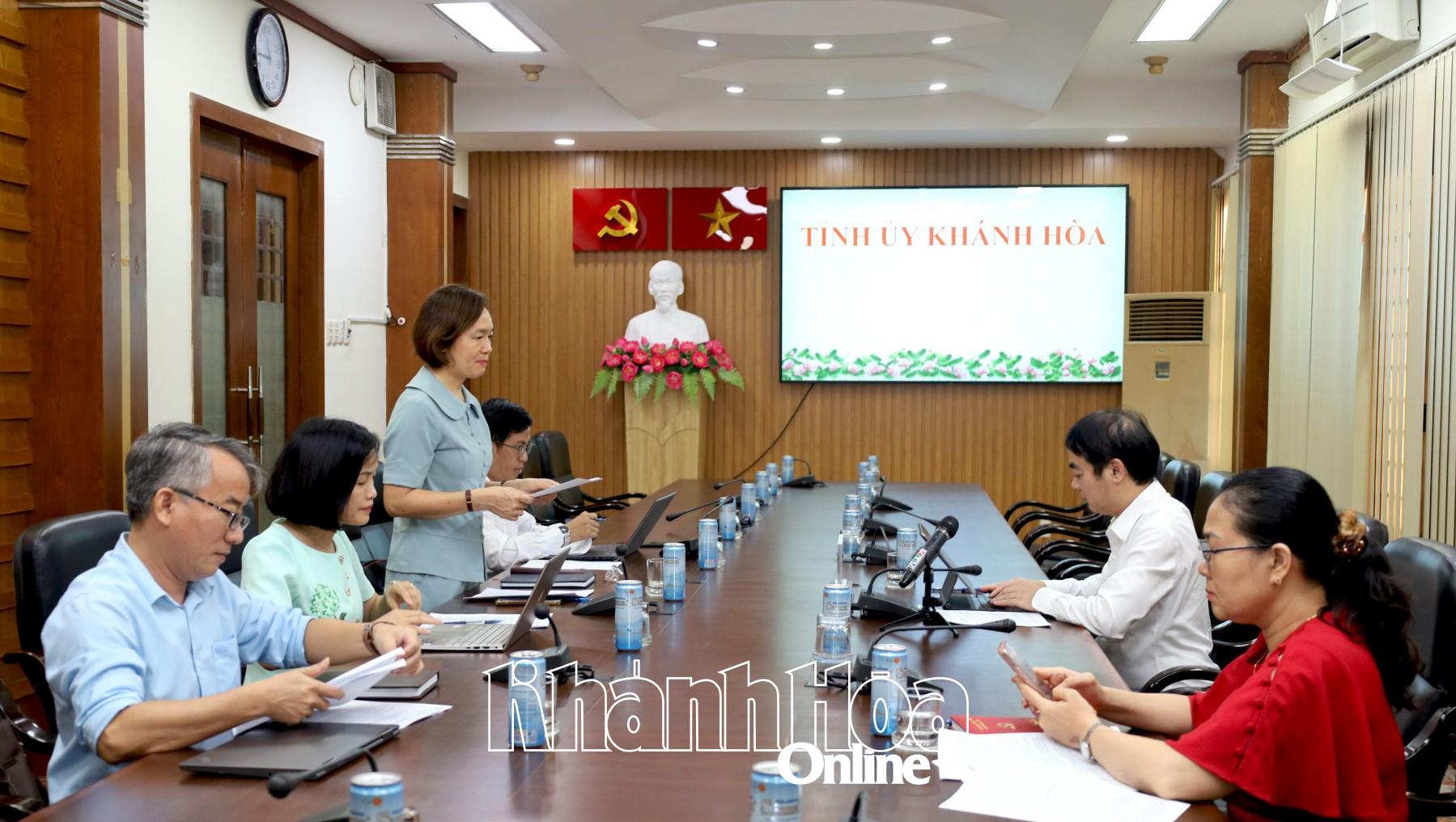 Phó Trưởng ban Thường trực Ban Tổ chức Tỉnh ủy Lê Thu Hải báo cáo tại cuộc họp.