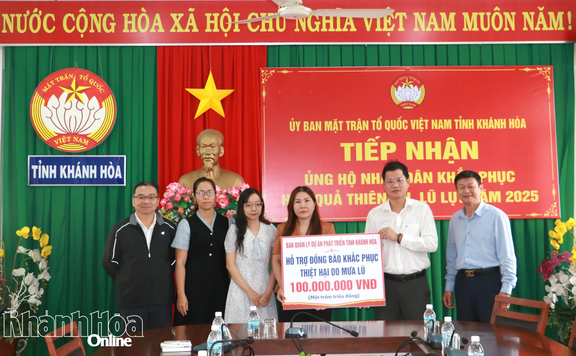 Đại diện Ban Quản lý Dự án phát triển tỉnh Khánh Hòa trao ủng hộ khắc phục thiệt hại do mưa lũ