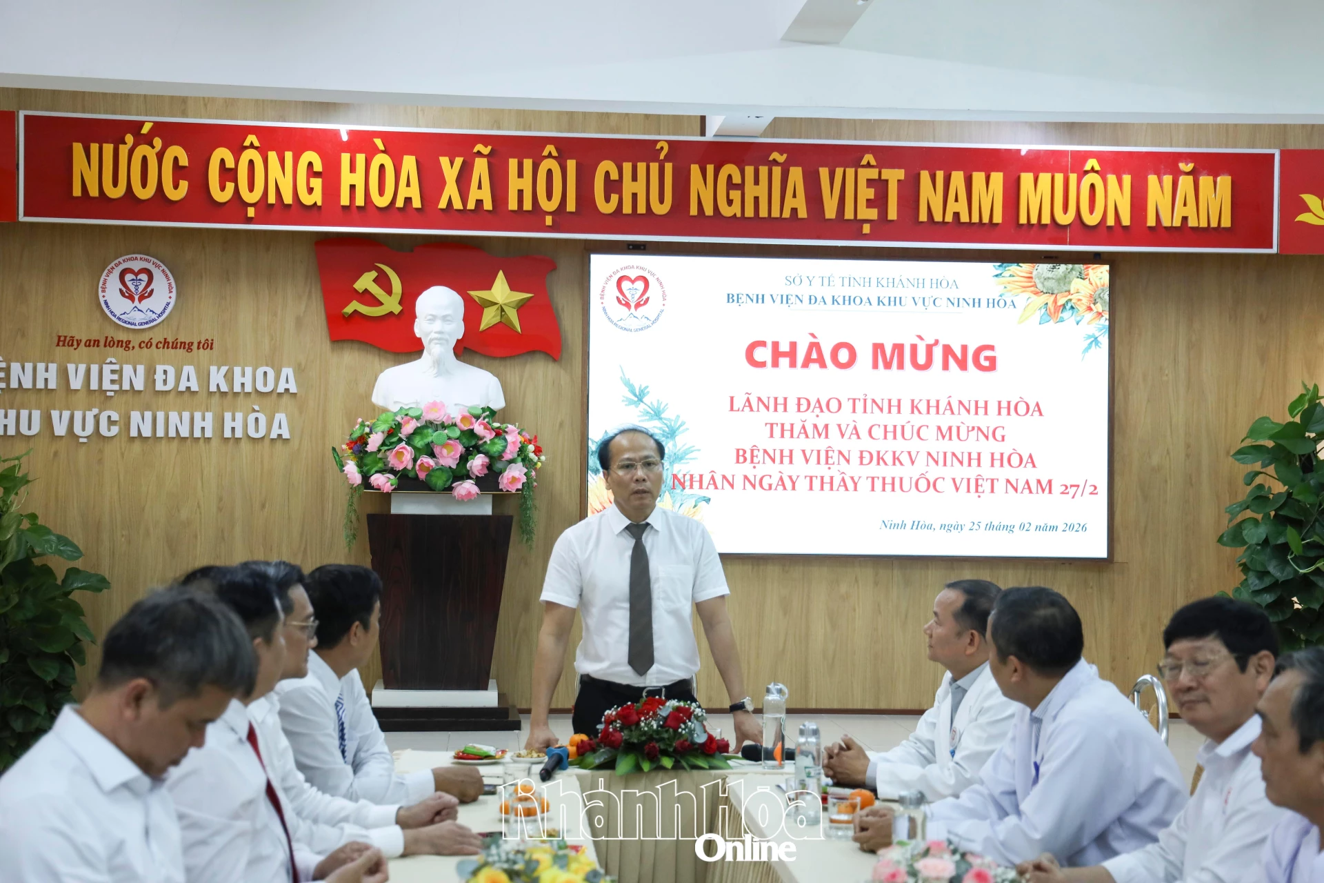 Đồng chí Nguyễn Khắc Hà phát biểu chúc mừng đội ngũ y, bác sĩ Bệnh viện Đa khoa khu vực Ninh Hòa.