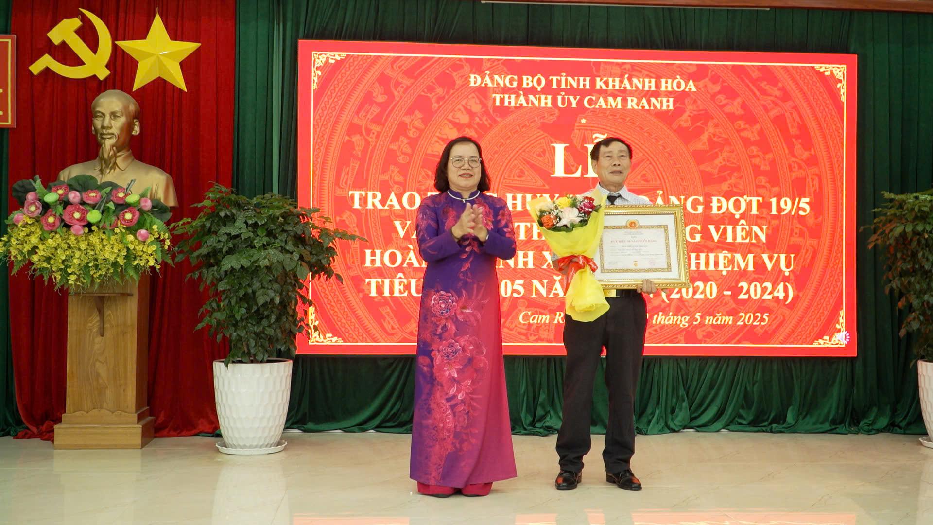 lãnh đạo Thành uỷ Cam Ranh trao Huy hiệu đảng cho đảng viên 50 năm tuổi đảng.