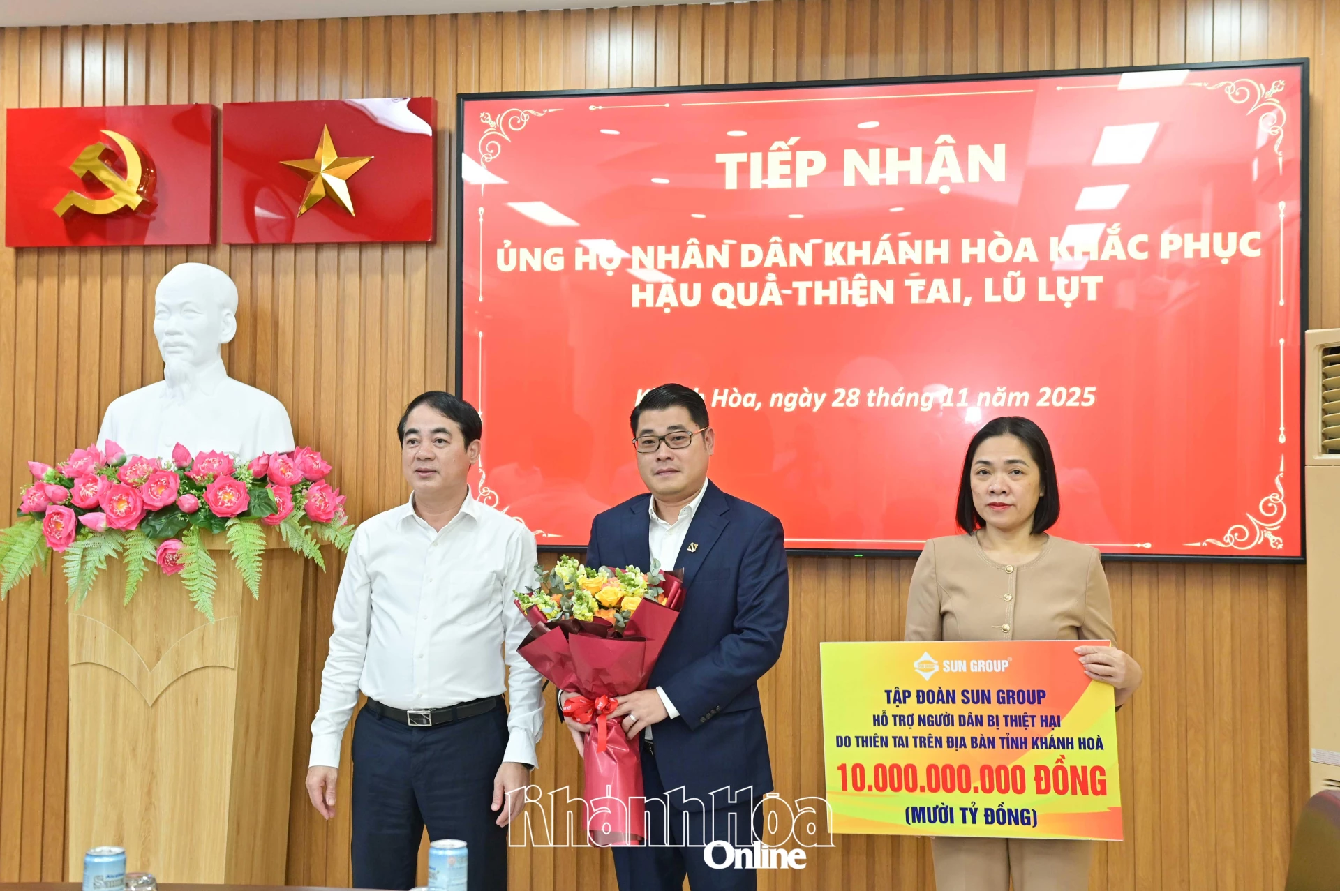 Đồng chí Nghiêm Xuân Thành tặng hoa tri ân đến Tập đoàn Sun Group.