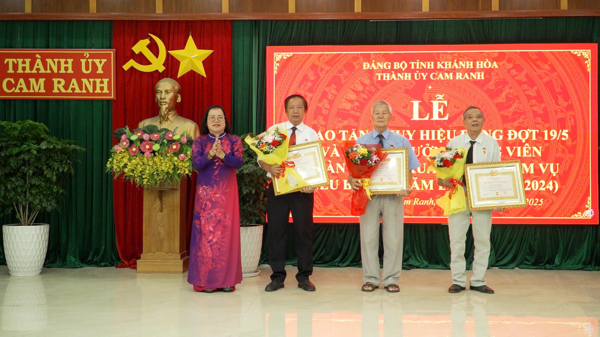 lãnh đạo Thành uỷ Cam Ranh trao Huy hiệu đảng cho đảng viên 55 năm tuổi đảng.