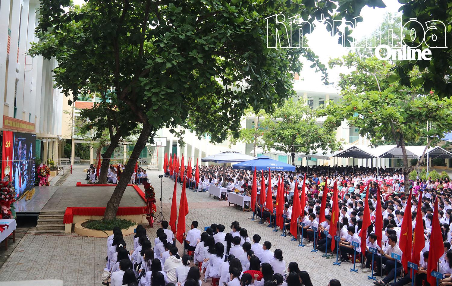Các em học sinh theo dõi lễ khai giảng trực tuyến toàn quốc.