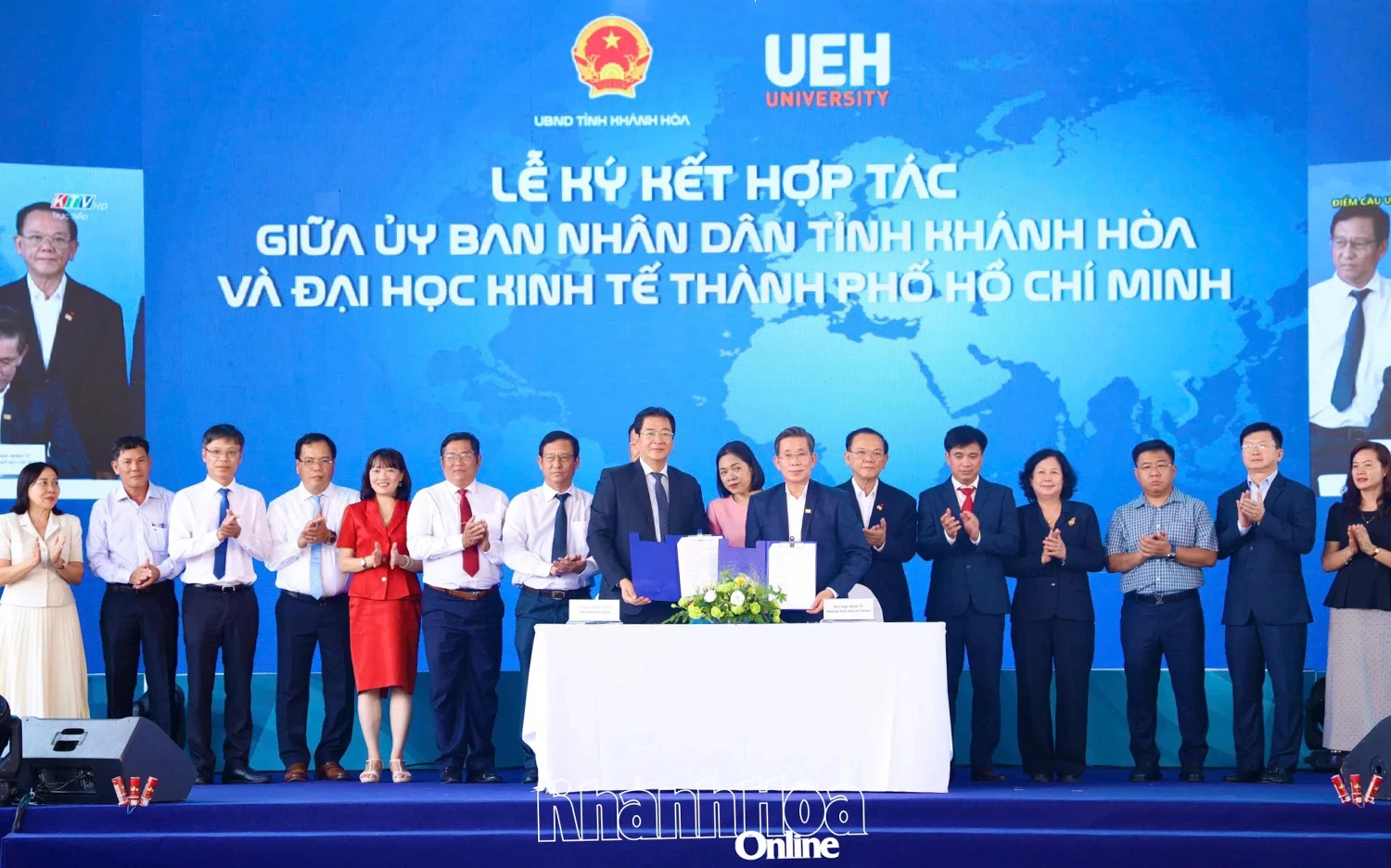 Lãnh đạo UBND tỉnh và lãnh đạo Đại học Kinh tế TP. Hồ Chí Minh ký biên bản ghi nhớ.